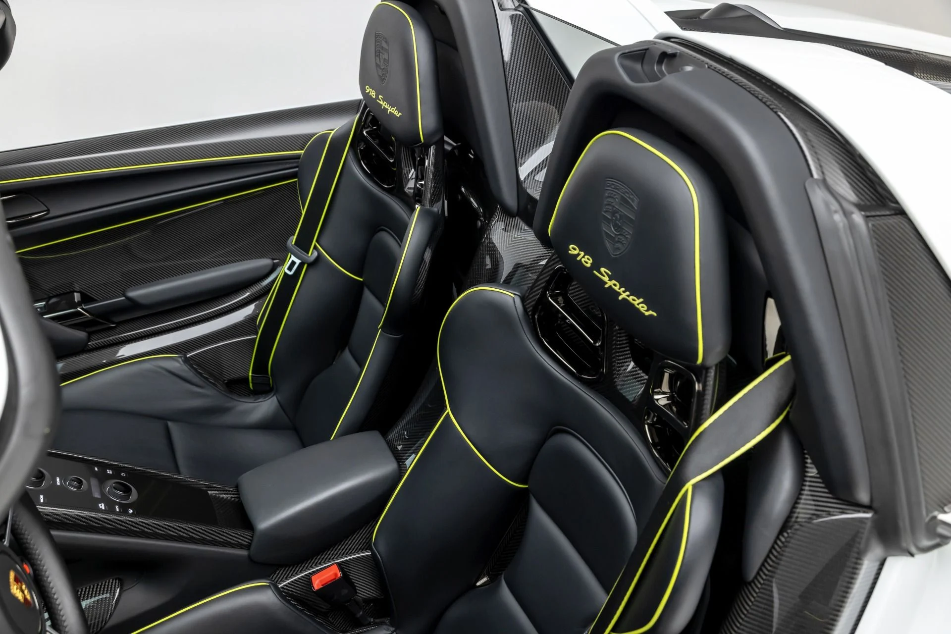 mph027_3150836361_Used_2015_Porsche_918_Spyder_1740676476_21d0637613