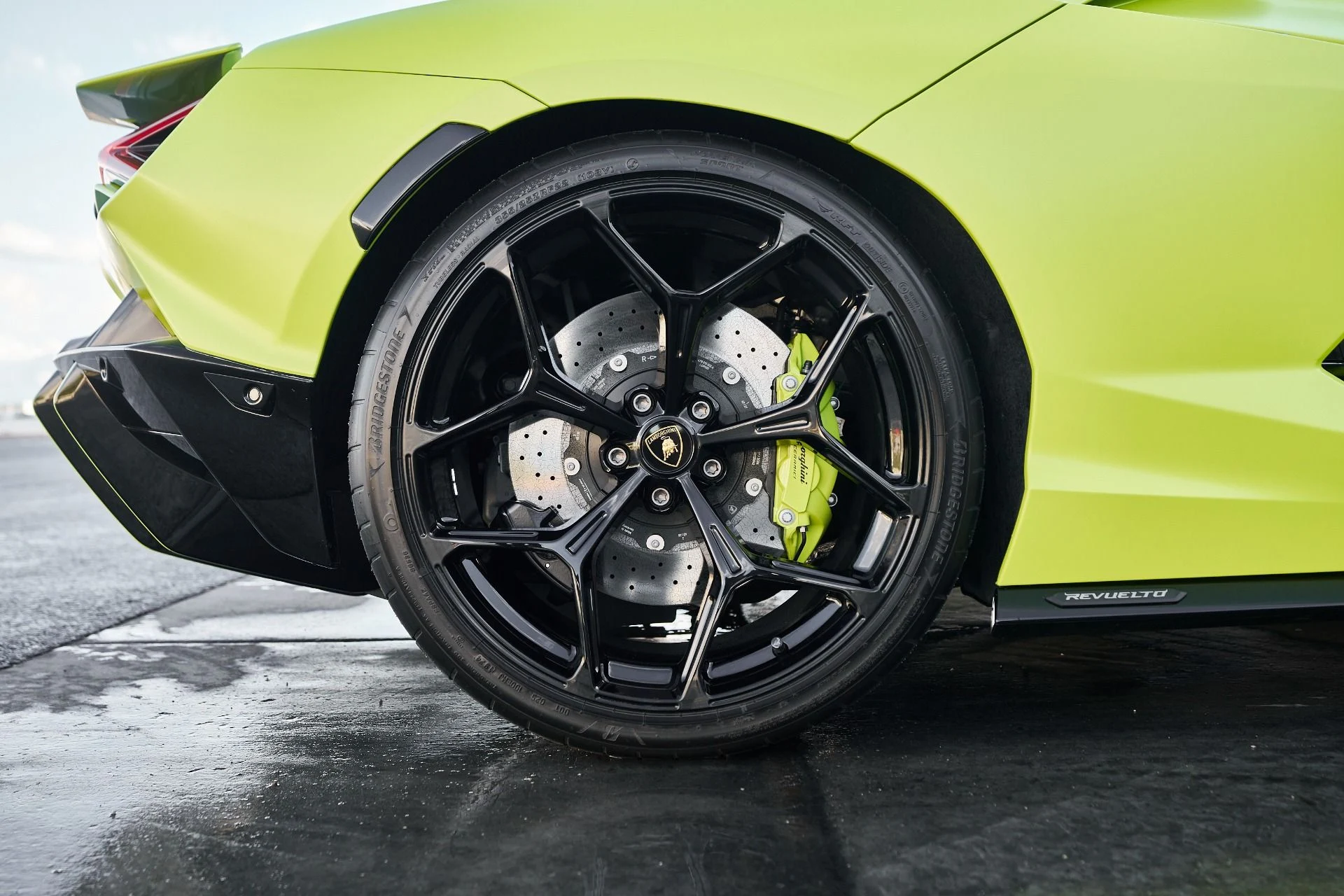 mph027_3166167404_Used_2024_Lamborghini_Revuelto_1763604720_dc7149588b