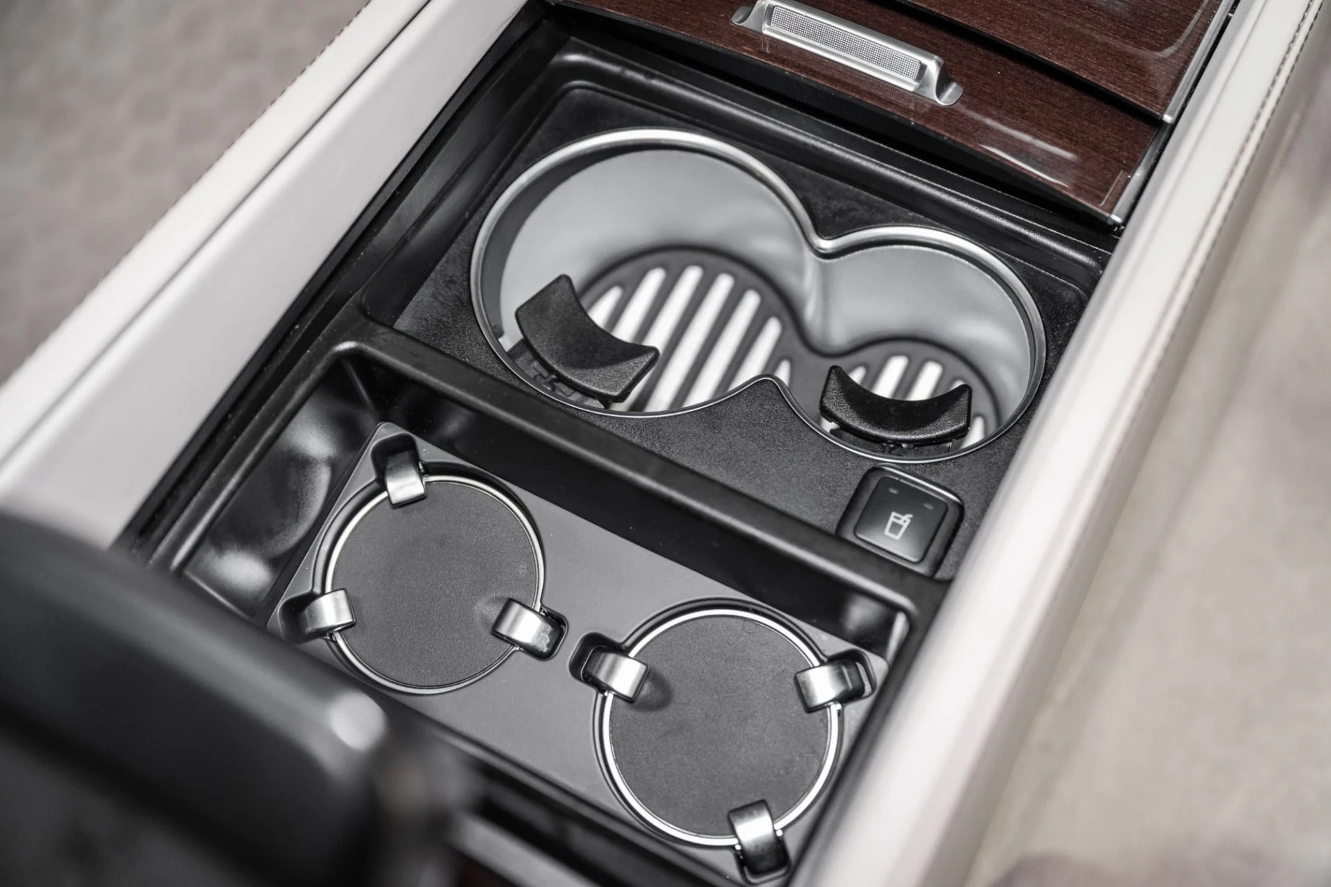 mph027_3171359128_Used_2022_Mercedes_Benz_GLS_Maybach_GLS_600_1761673208_9c26d5a808