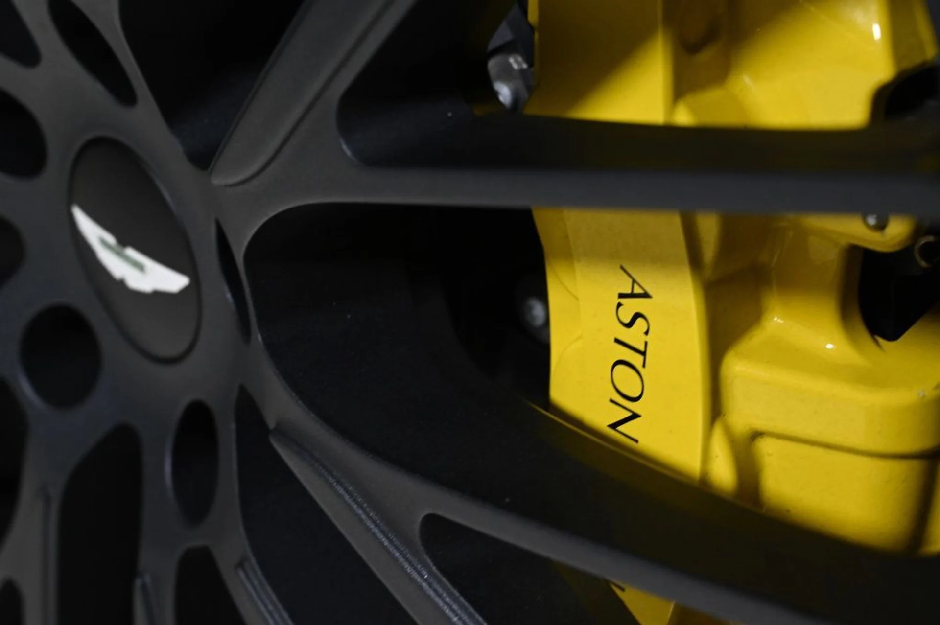 mph027_3201444646_used_2023_aston_martin_dbx_707_11350_22909039_27_1024_353ec23556