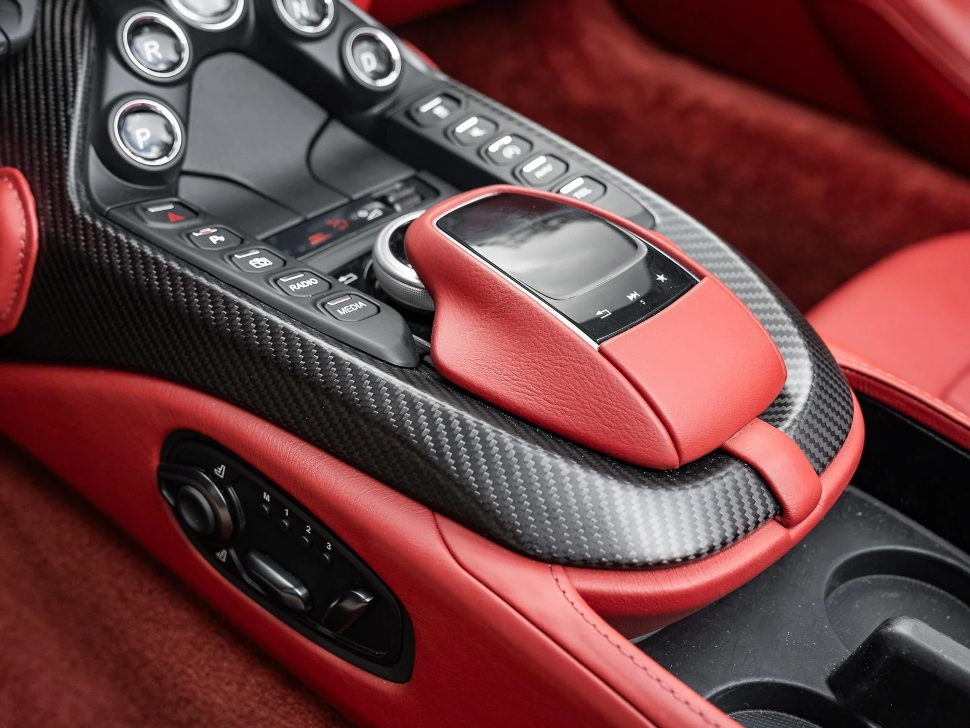 mph027_3228898707_Used_2021_Aston_Martin_Vantage_1753207581_3a364024e8