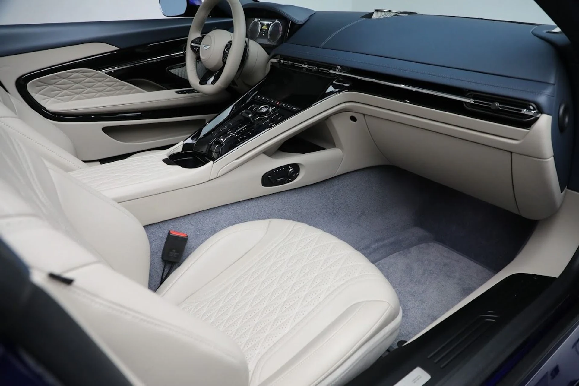mph027_3249491430_Used_2024_Aston_Martin_DB_12_Volante_28bc04b520