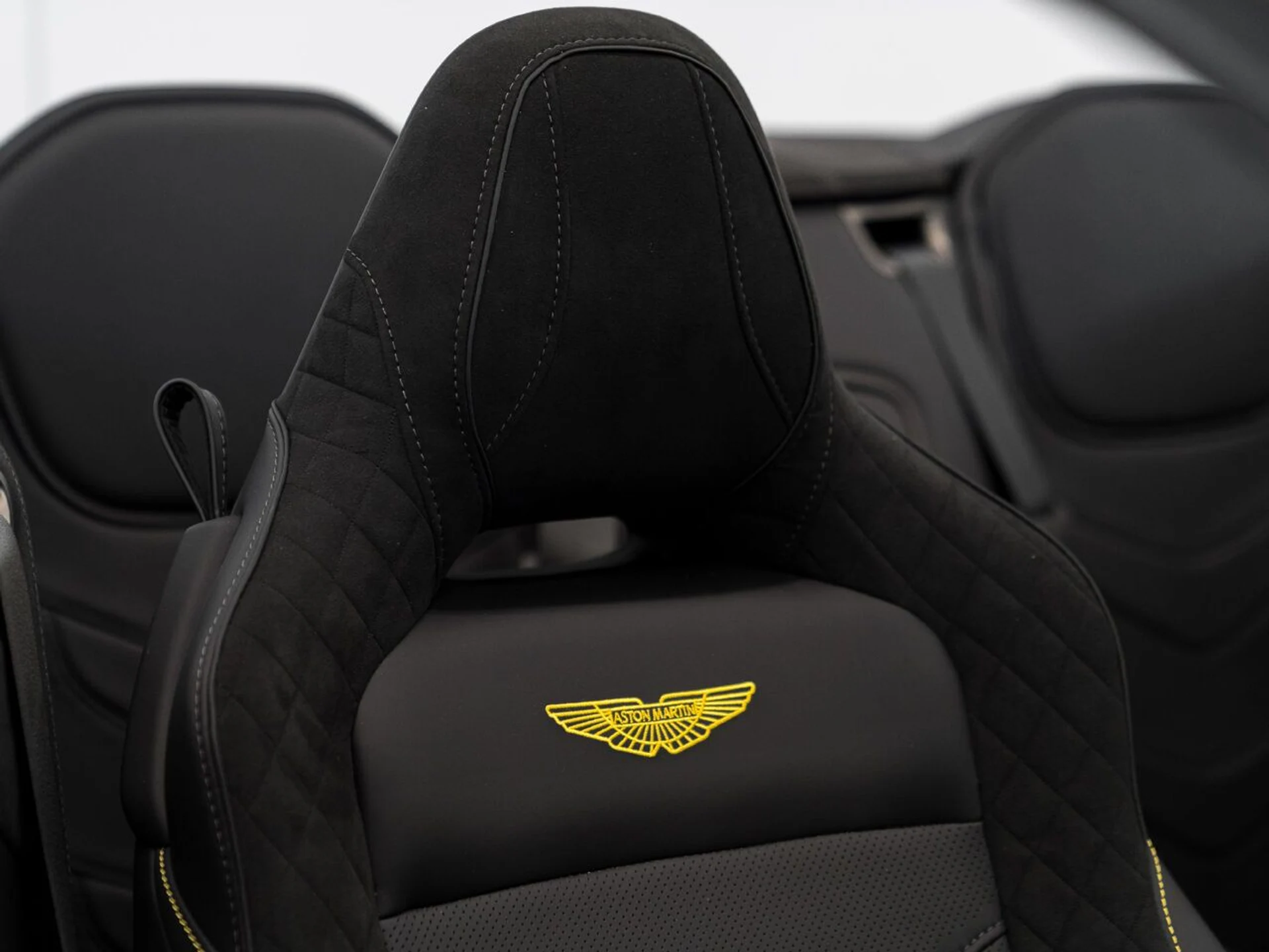 mph027_3267127403_aston_martin_dbs_2023_jpg_v_1773863537_af43fd5f9d