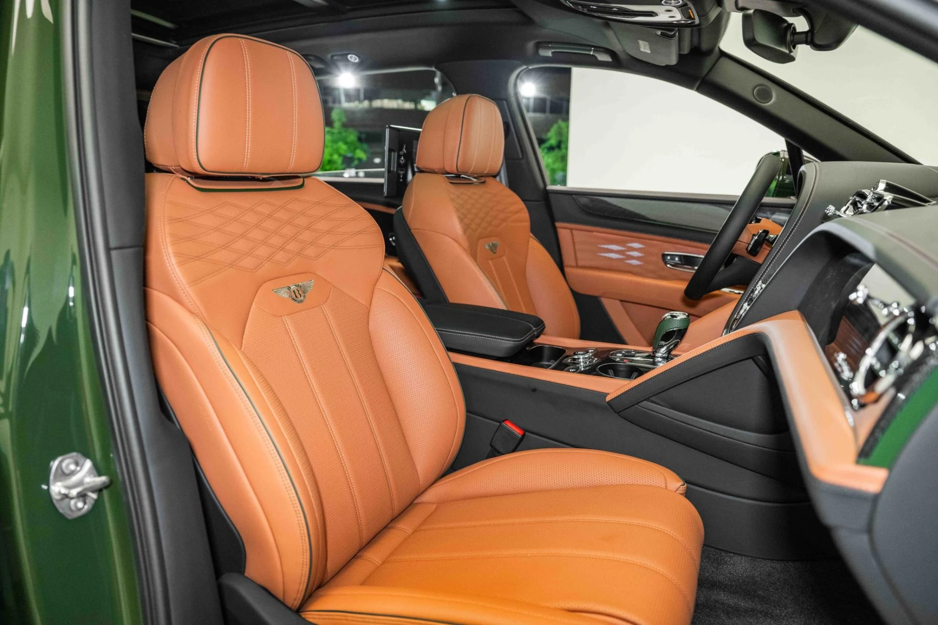 mph027_3271035450_Used_2024_Bentley_Bentayga_EWB_Azure_V8_1718899196_fbb3c78f29