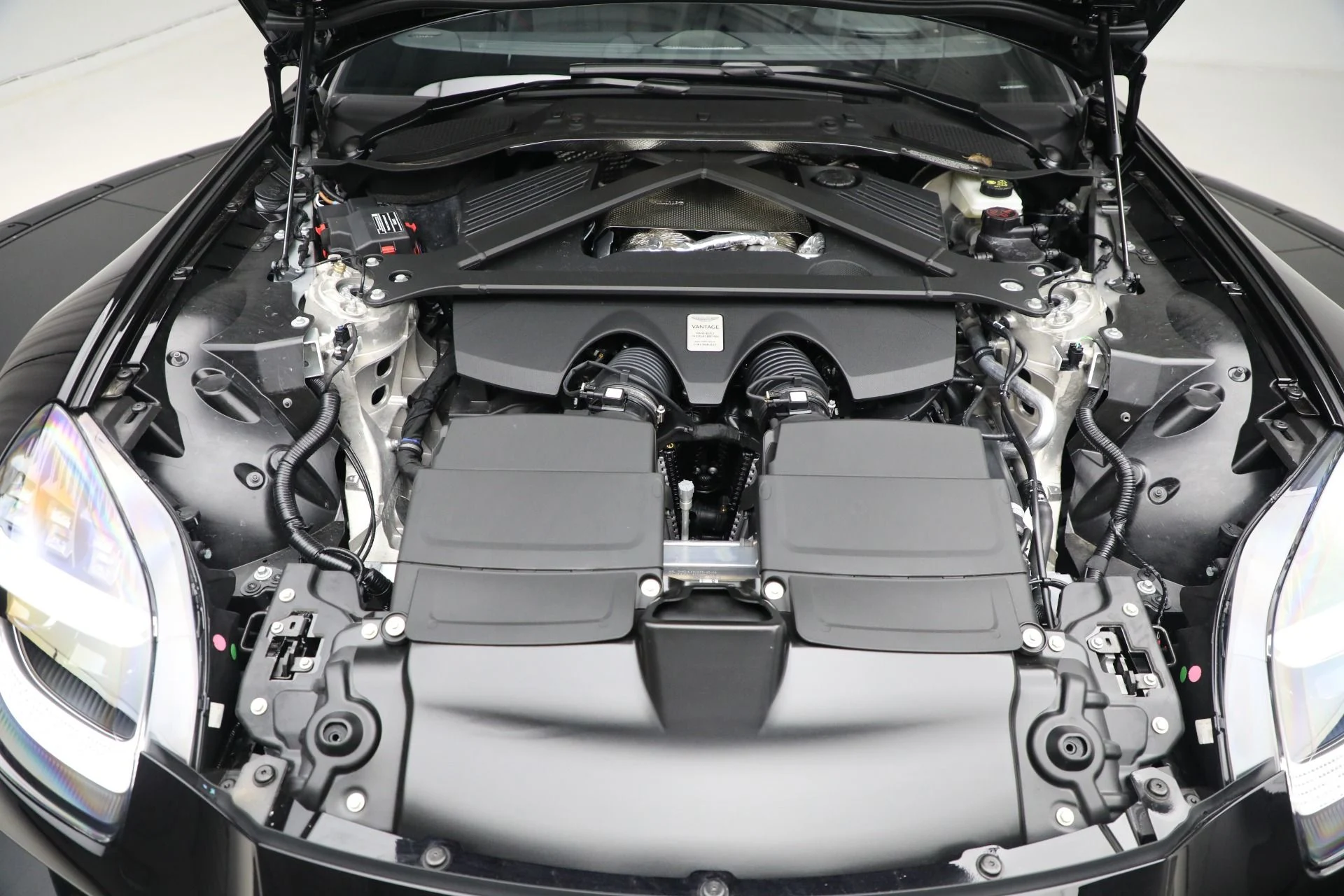 mph027_329618706_New_2025_Aston_Martin_Vantage_121feb2d63