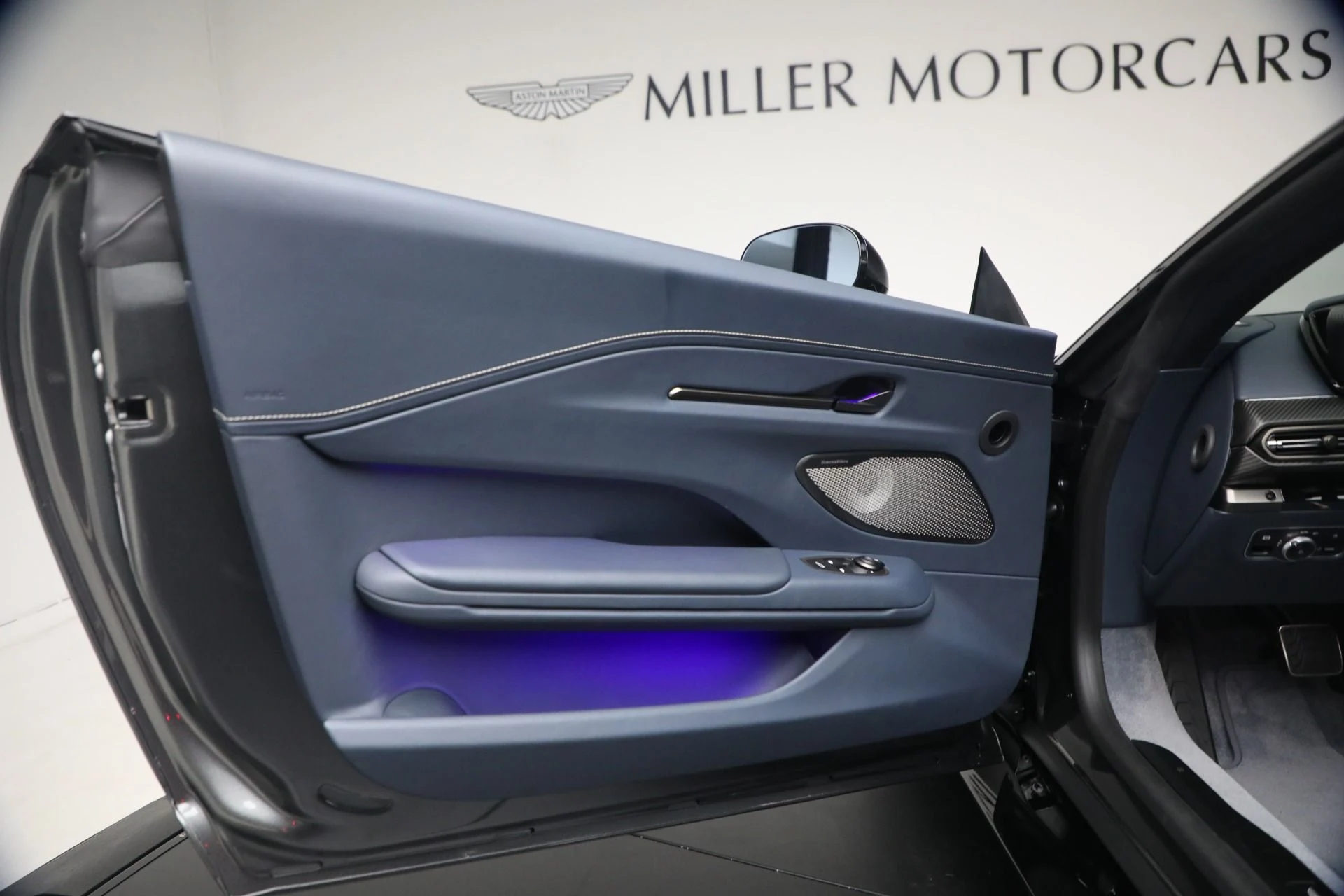 mph027_331707192_New_2026_Aston_Martin_Vantage_S_Roadster_1787407546_8cd4a4e9be