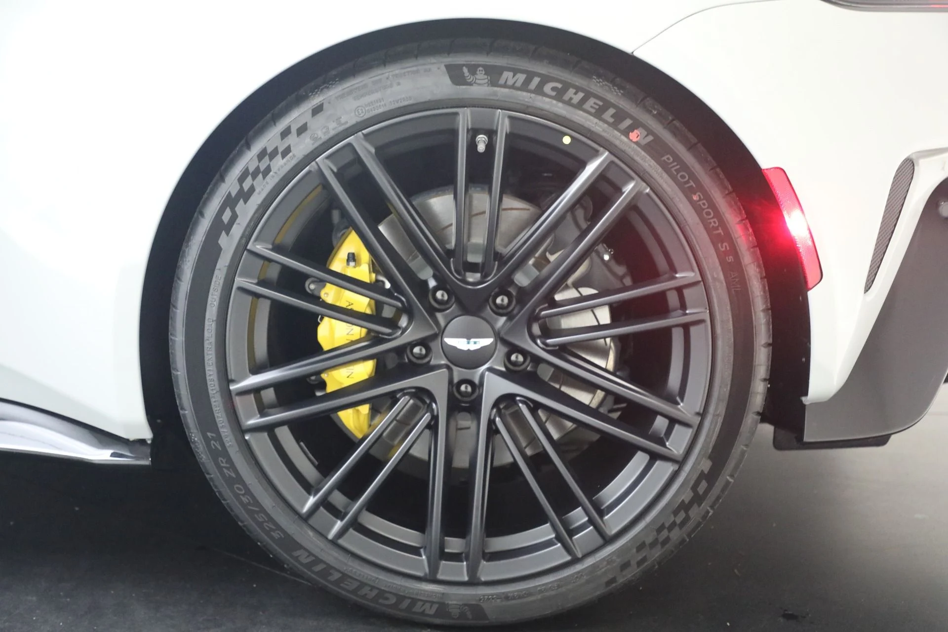 mph027_3335295855_New_2026_Aston_Martin_Vantage_S_Roadster_1776800186_14552f938c