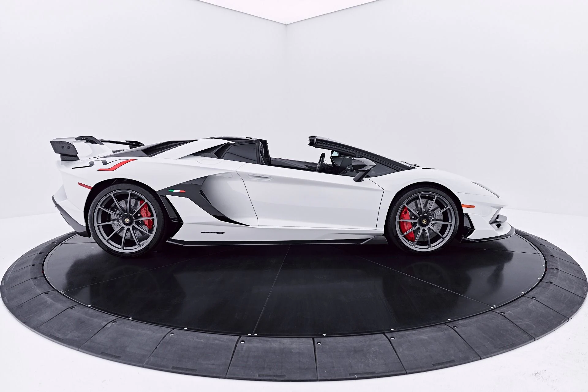 mph027_3359203042_Used_2021_Lamborghini_Aventador_SVJ_Base_1784080187_cd294e396b
