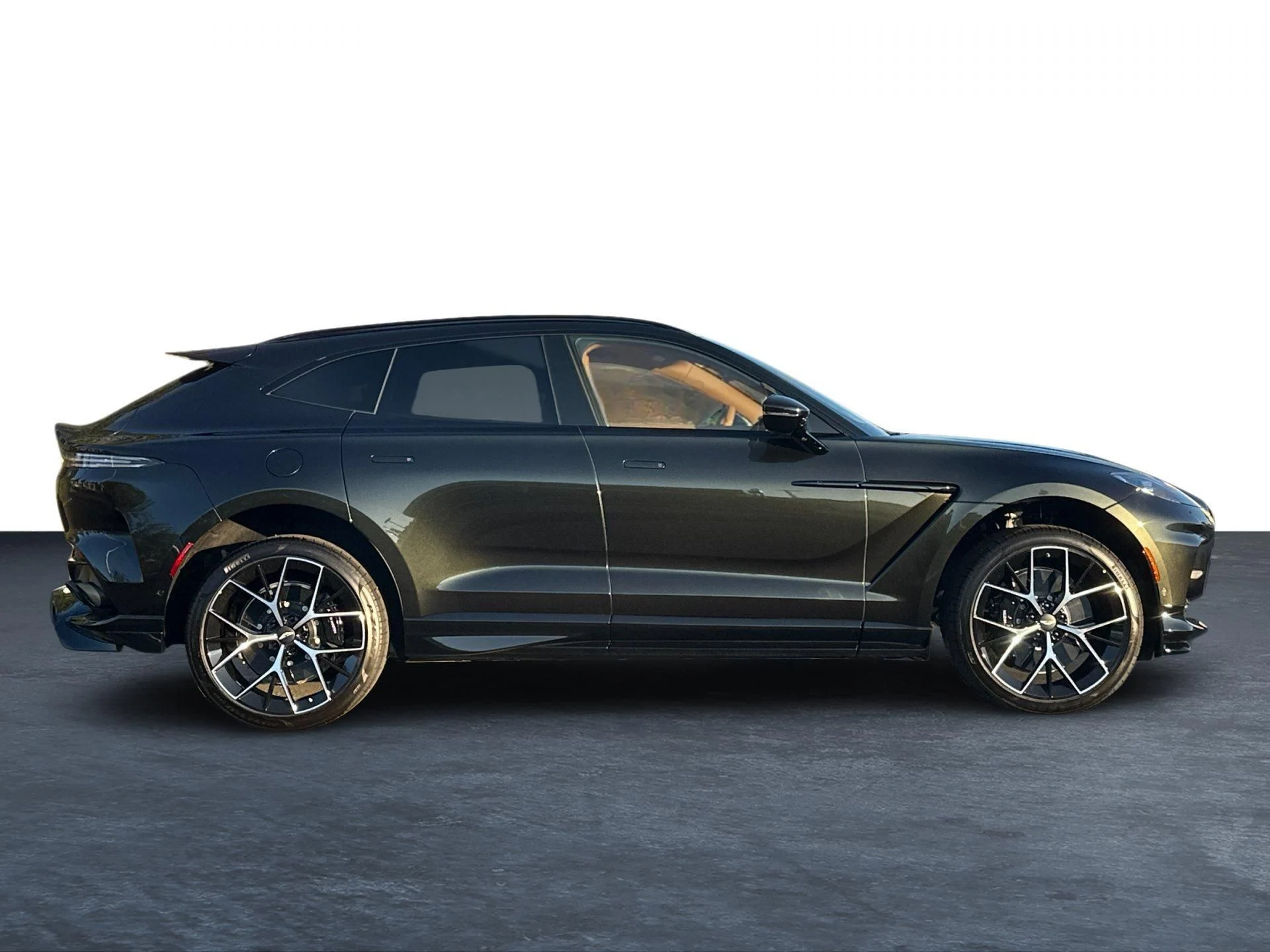 mph027_3366118819_New_2026_Aston_Martin_DBX_707_1765379224_501a0ae3ad