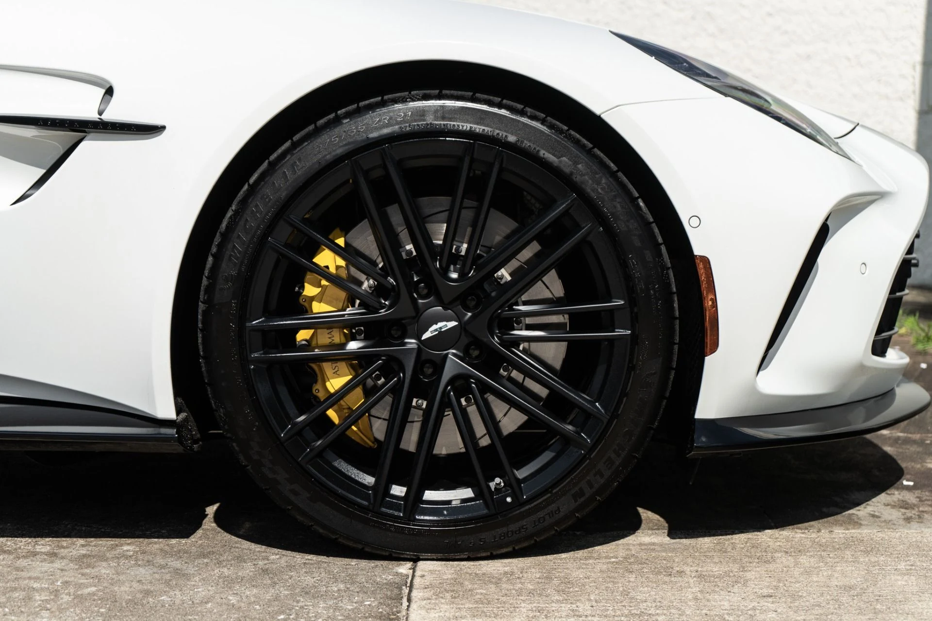 mph027_3379804334_Used_2025_Aston_Martin_Vantage_1778624403_42db309928