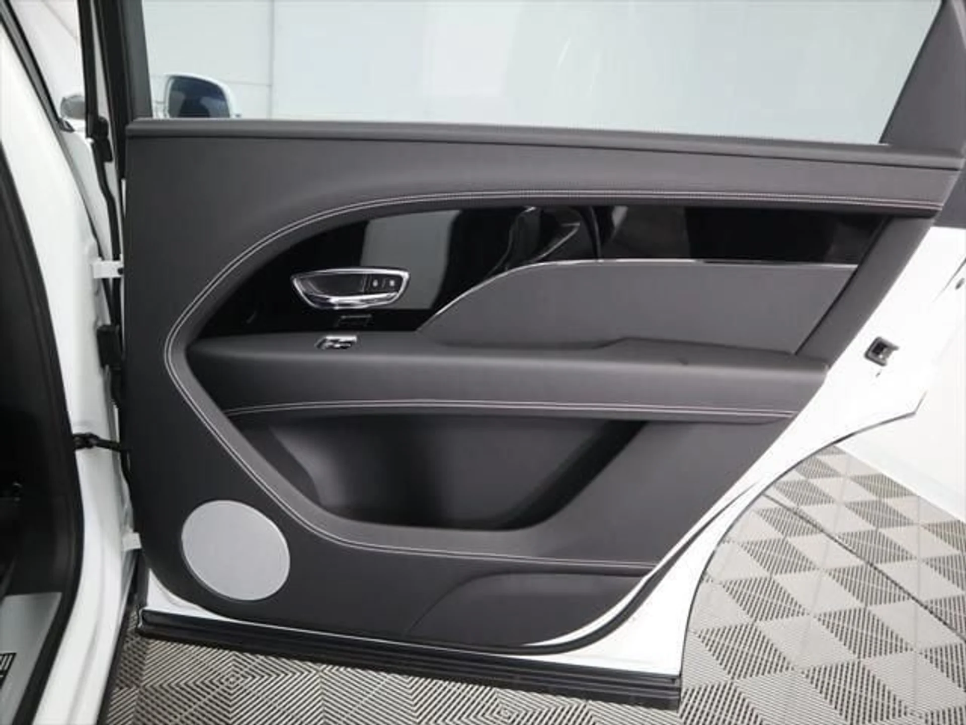 mph027_3388227166_used_2025_bentley_bentayga_ewb_v8awd_8119_23022887_28_640_8bd92c28a9