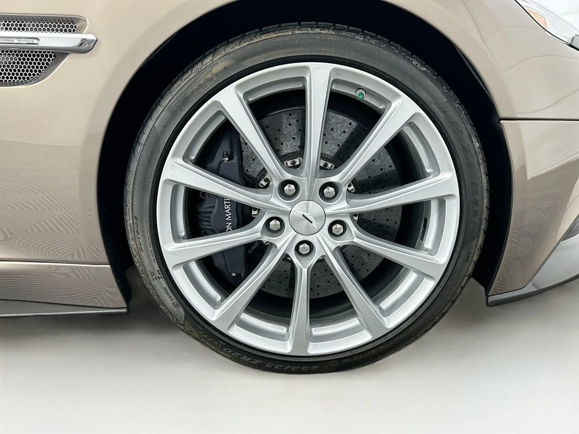 mph027_341742078_used_2017_aston_martin_vanquish_volante_8119_22986074_28_1024_0772c8c431