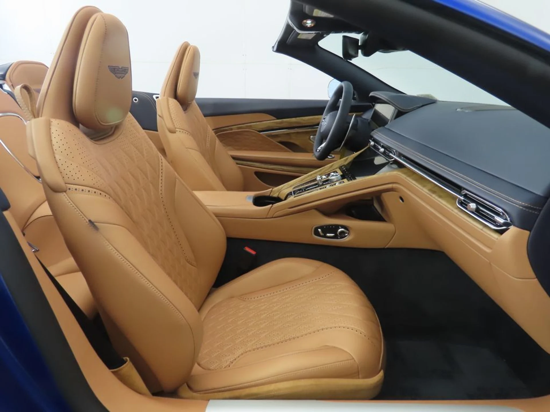 mph027_3435046354_used_2026_aston_martin_db12_volante_8119_23037586_28_1024_5e29c251a8