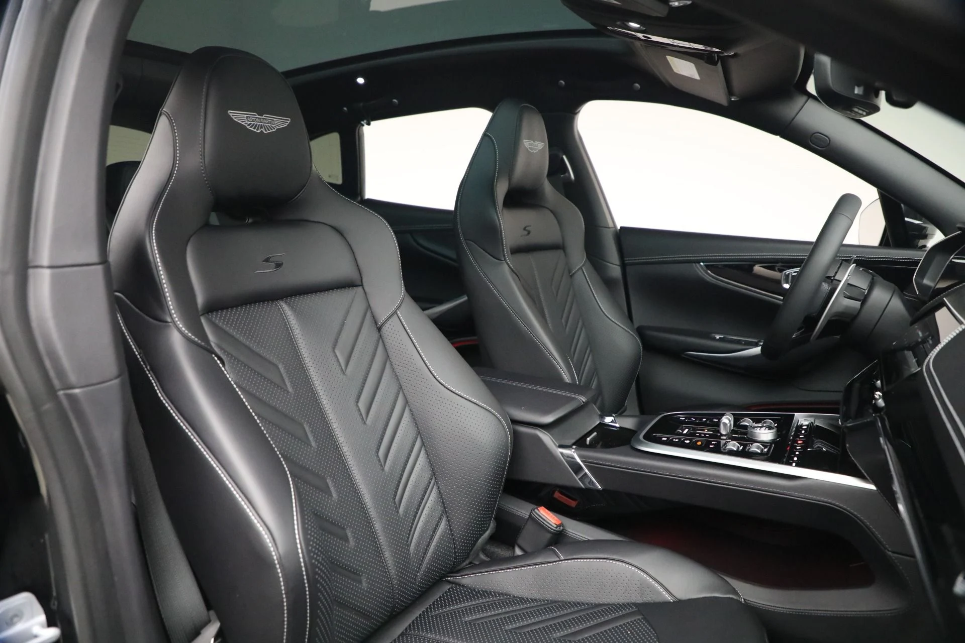 mph027_3438964655_New_2026_Aston_Martin_DBX_S_1771452584_8743559600