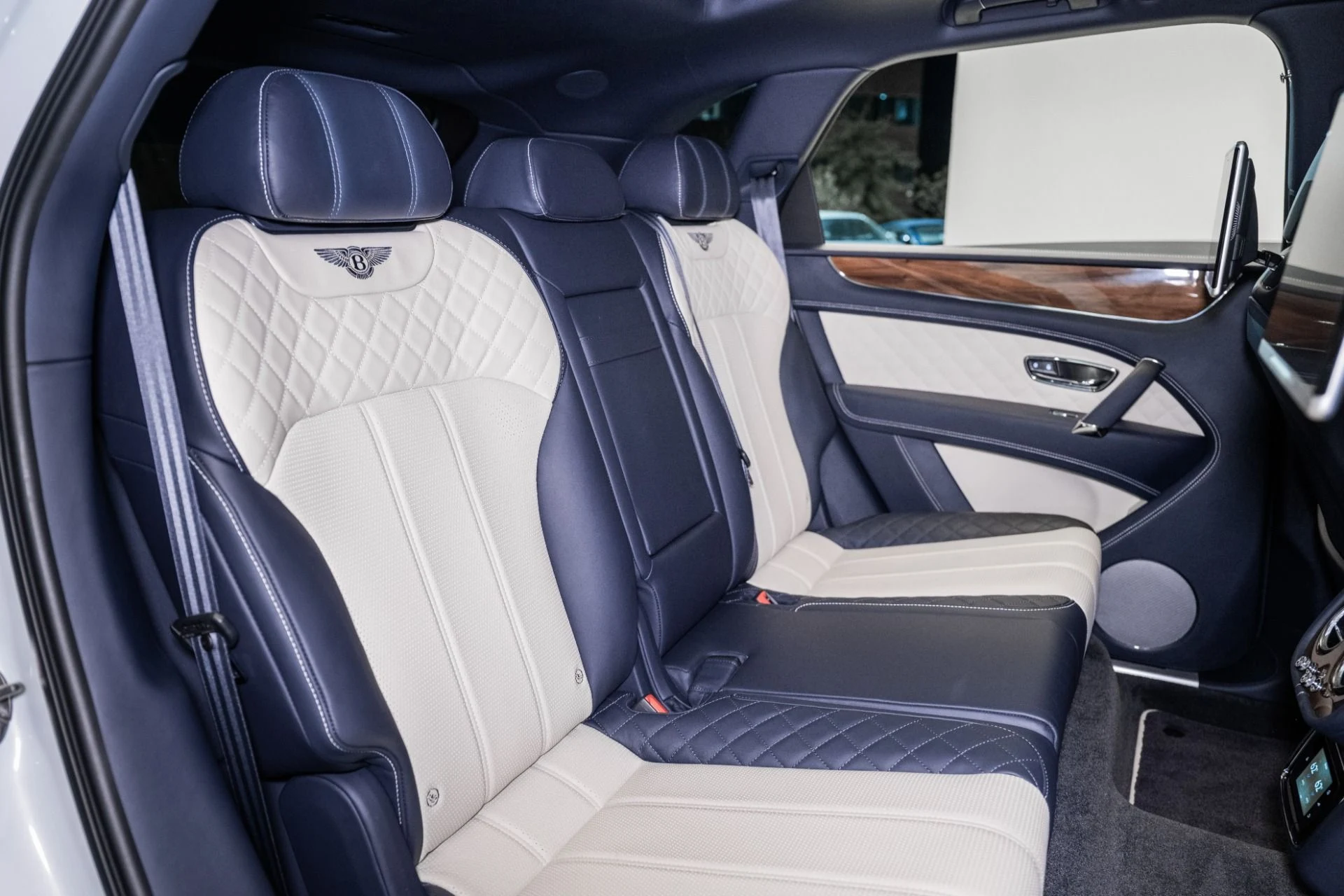 mph027_3462499271_Used_2019_Bentley_Bentayga_V8_1759420865_a2dc5fc709