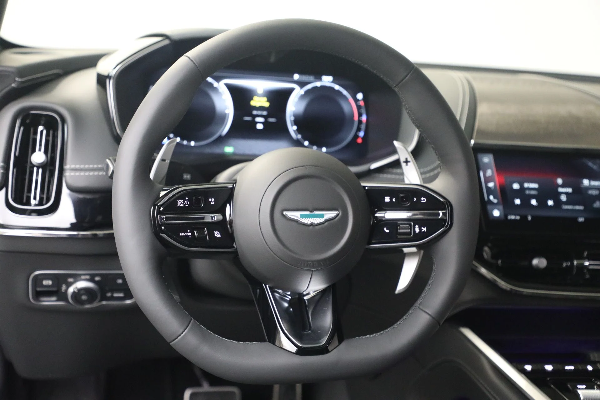 mph027_3466329108_New_2026_Aston_Martin_DBX_S_1779192490_9287c63d0c