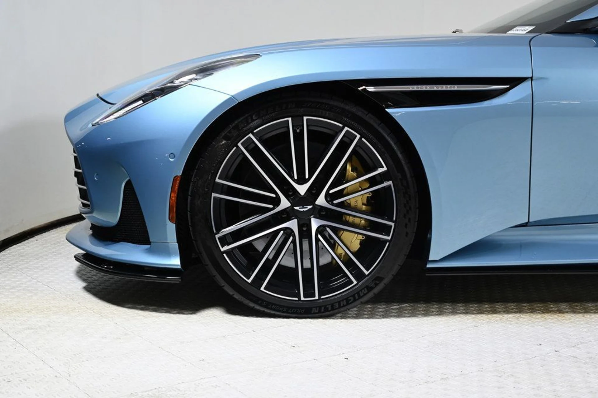 mph027_3517158247_used_2024_aston_martin_db12_volante_11350_22946063_27_1024_08dab90e75