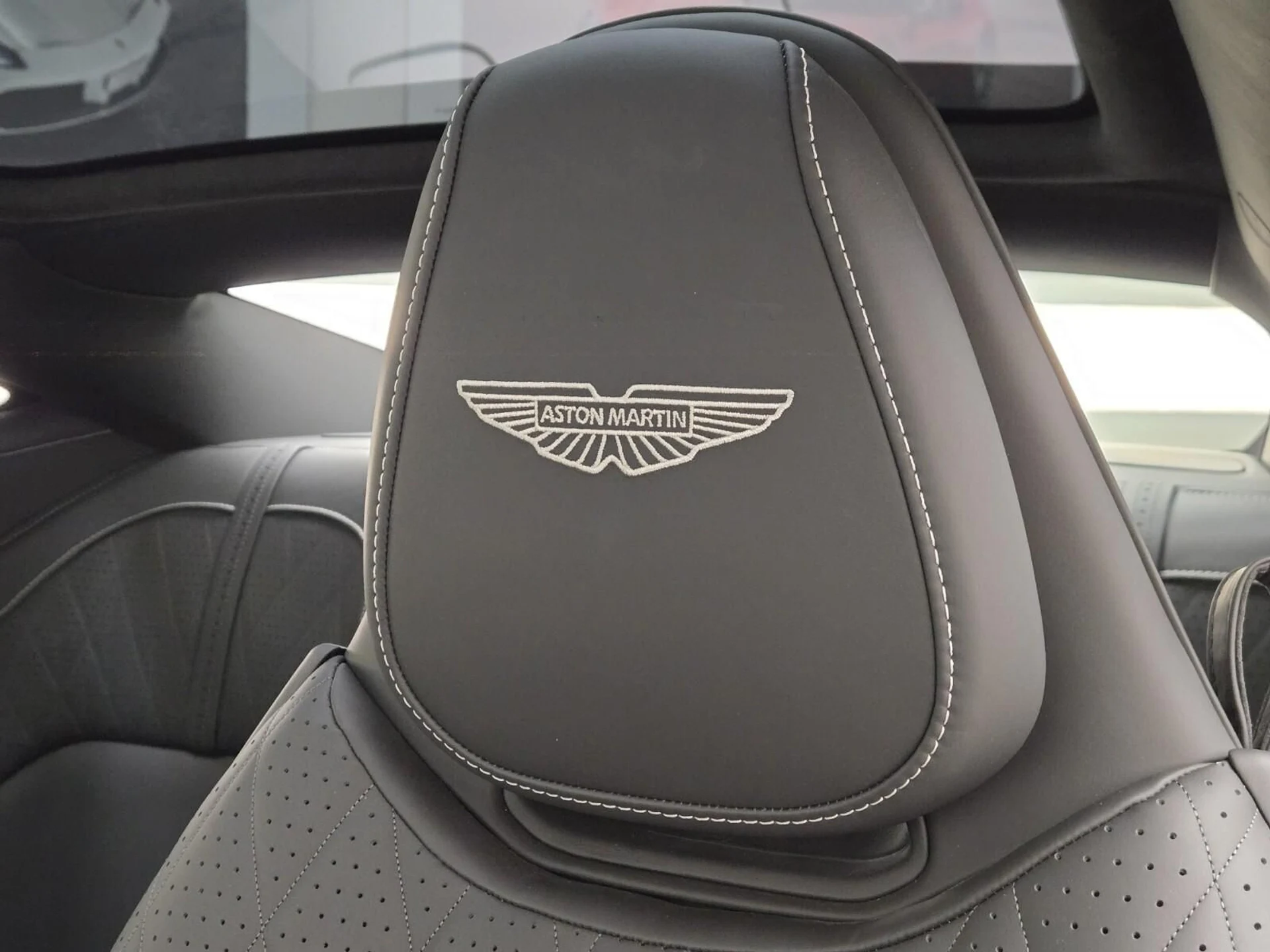mph027_3536806729_Used_2025_Aston_Martin_DB_12_1752731179_c1c2eb0763
