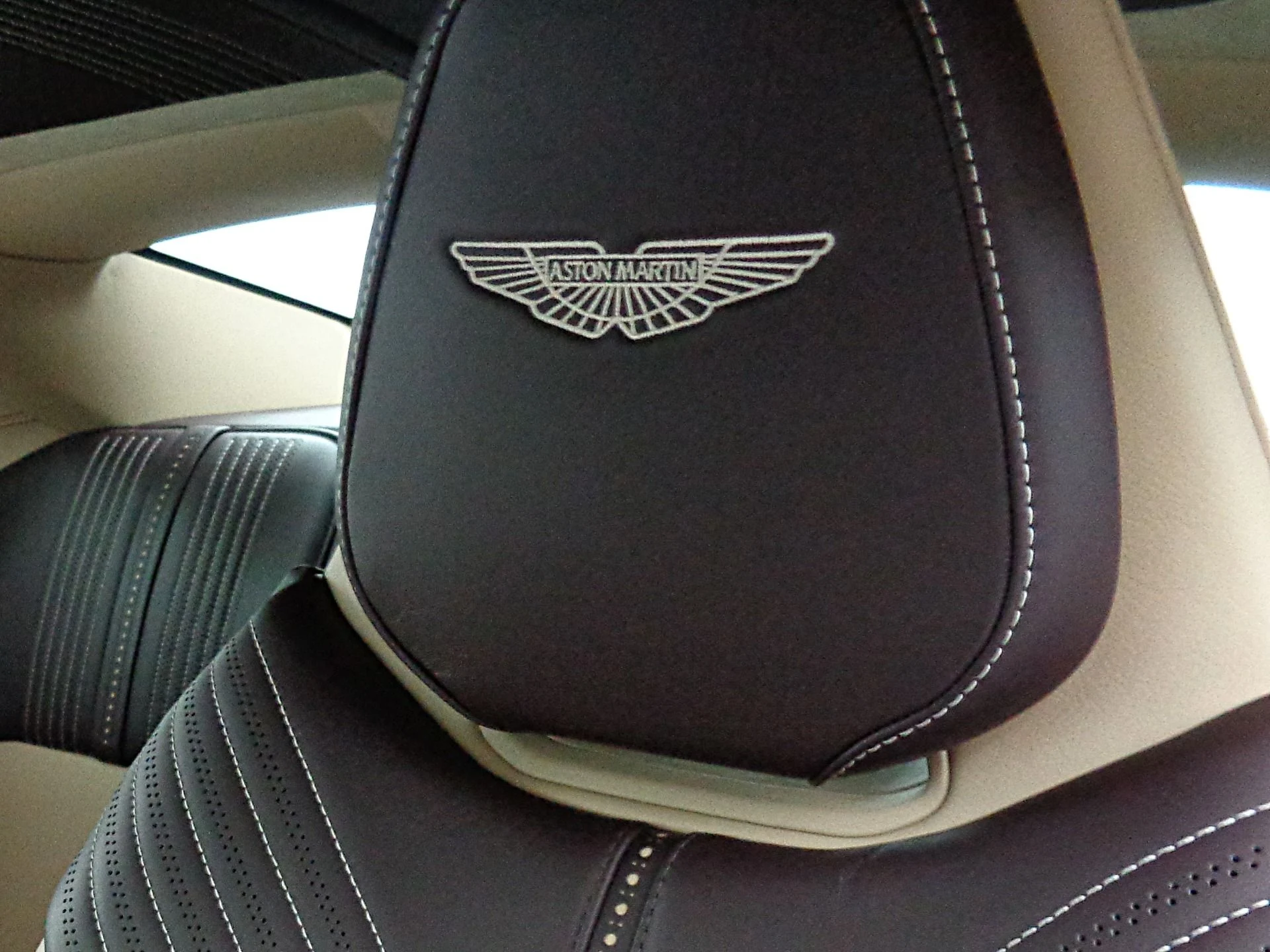 mph027_3547076054_Used_2018_Aston_Martin_DB_11_V12_Coupe_b29720de30