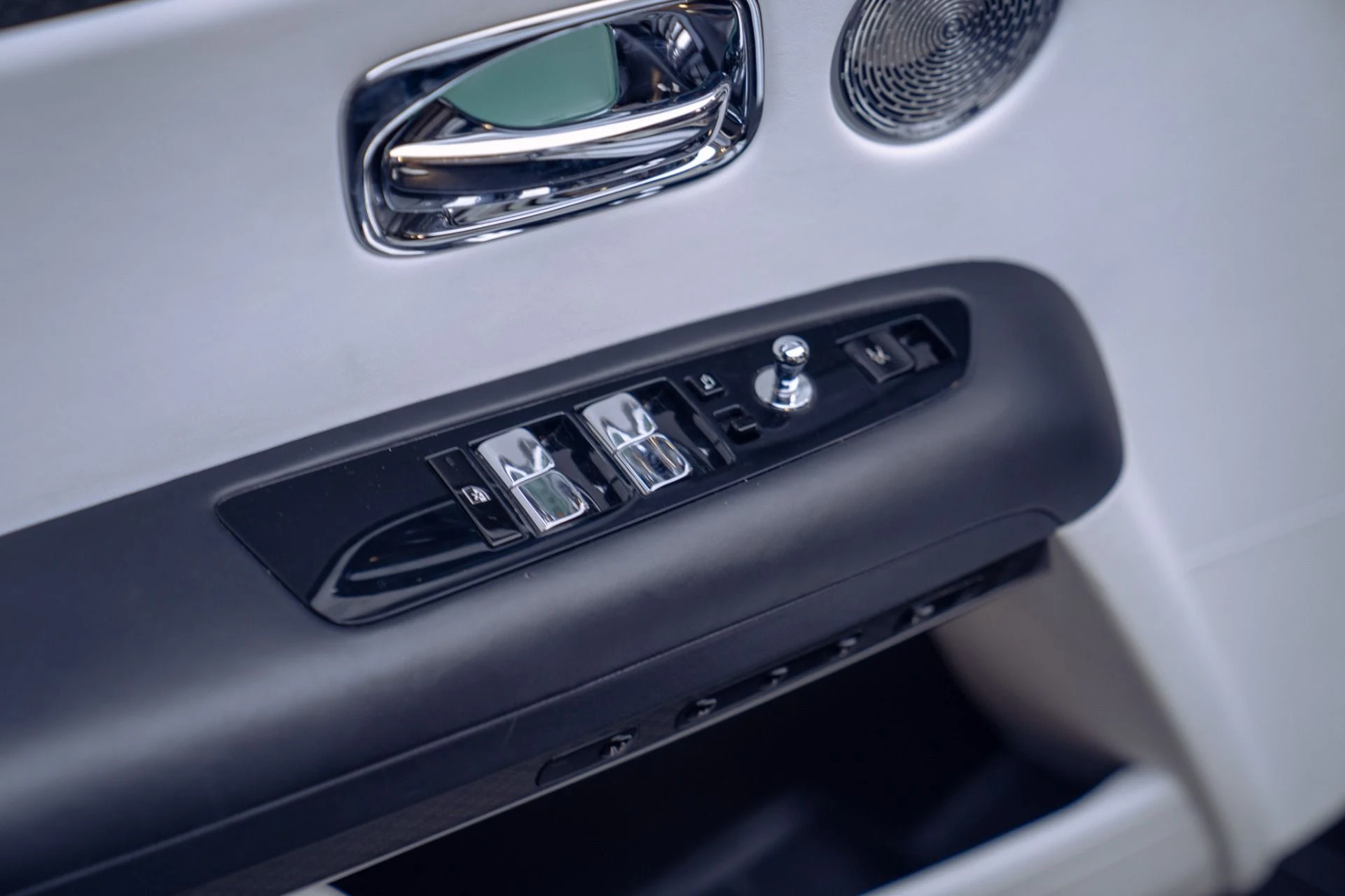 mph027_3580067797_Used_2022_Rolls_Royce_Black_Badge_Ghost_Rear_Theater_and_Trays_Full_Carbon_Interior_Package_1790797785_ce2f1b21d8