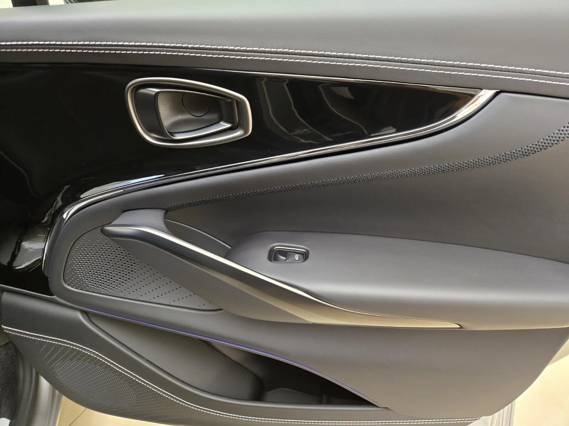 mph027_3583463826_New_2025_Aston_Martin_DBX_707_1753162762_b4e0217ca0
