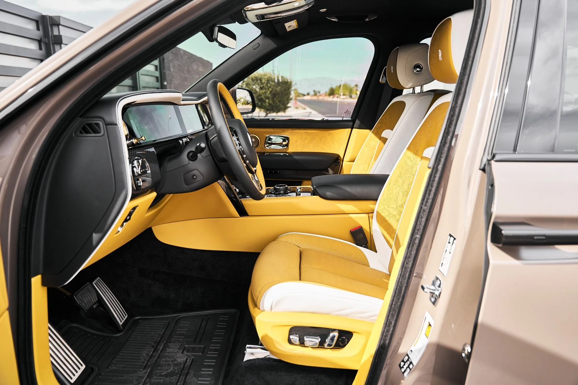 mph027_3587359430_Used_2026_Rolls_Royce_Cullinan_Black_Badge_1776556016_6de71494b4