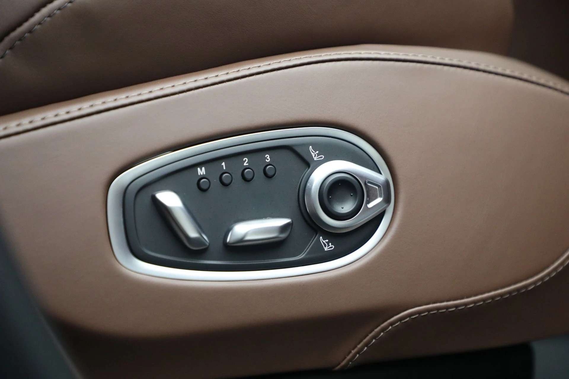 mph027_3588321996_New_2026_Aston_Martin_DBX_S_1765053352_2135151742