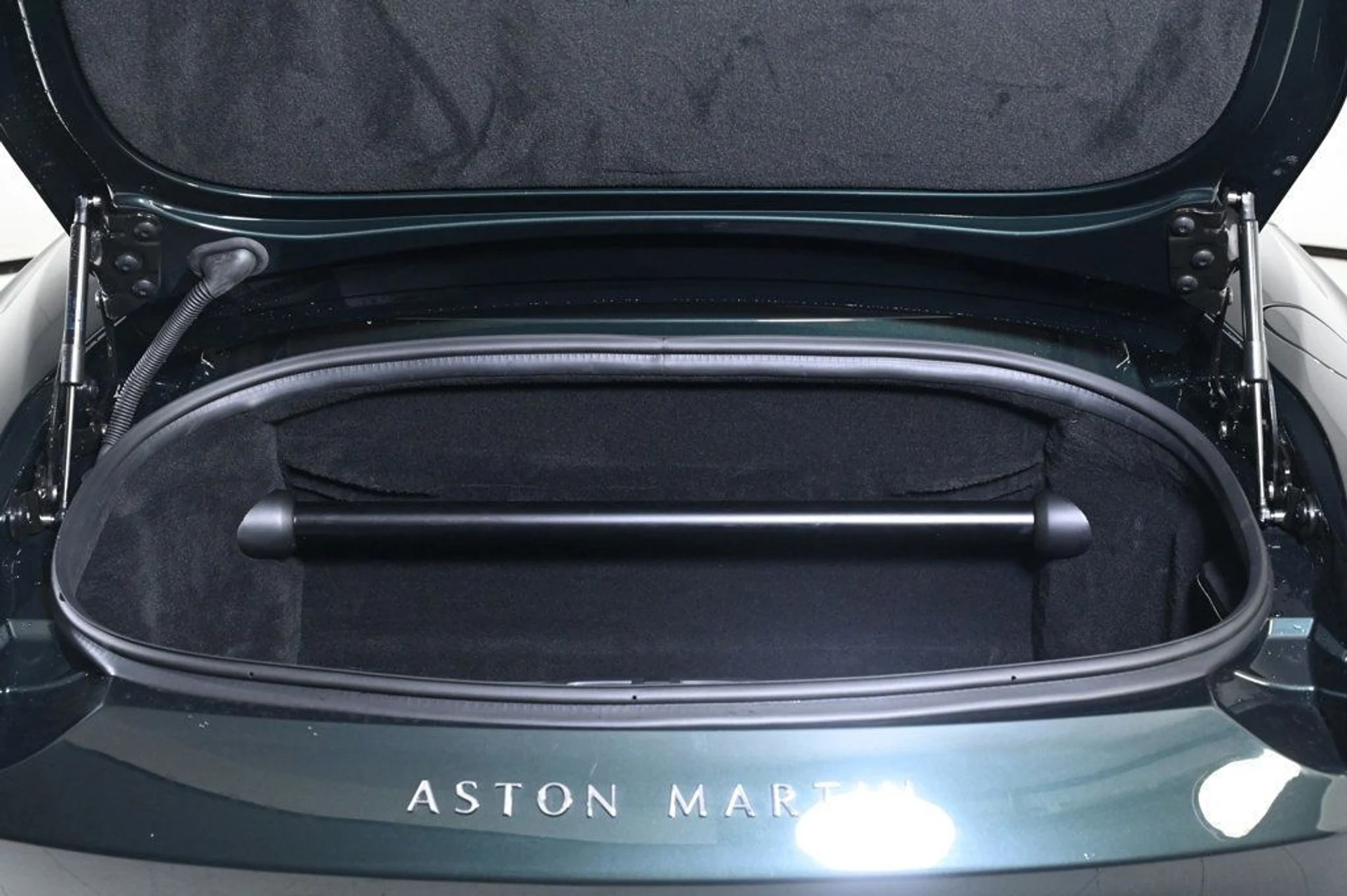 mph027_3636526069_used_2026_aston_martin_vantage_base_11350_22991010_27_1024_d4c4fac500