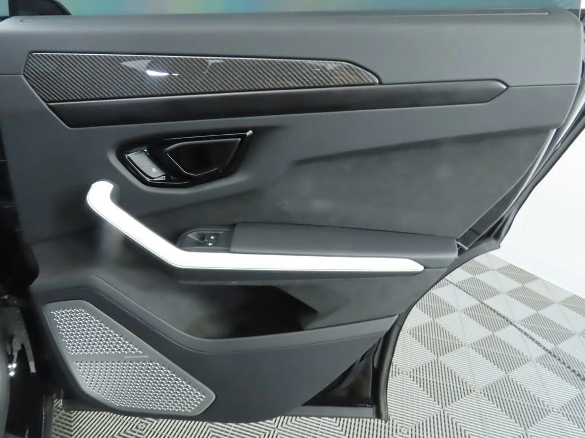 mph027_3642662638_used_2025_lamborghini_urus_seawd_8119_22939626_28_1024_6642f7fecd