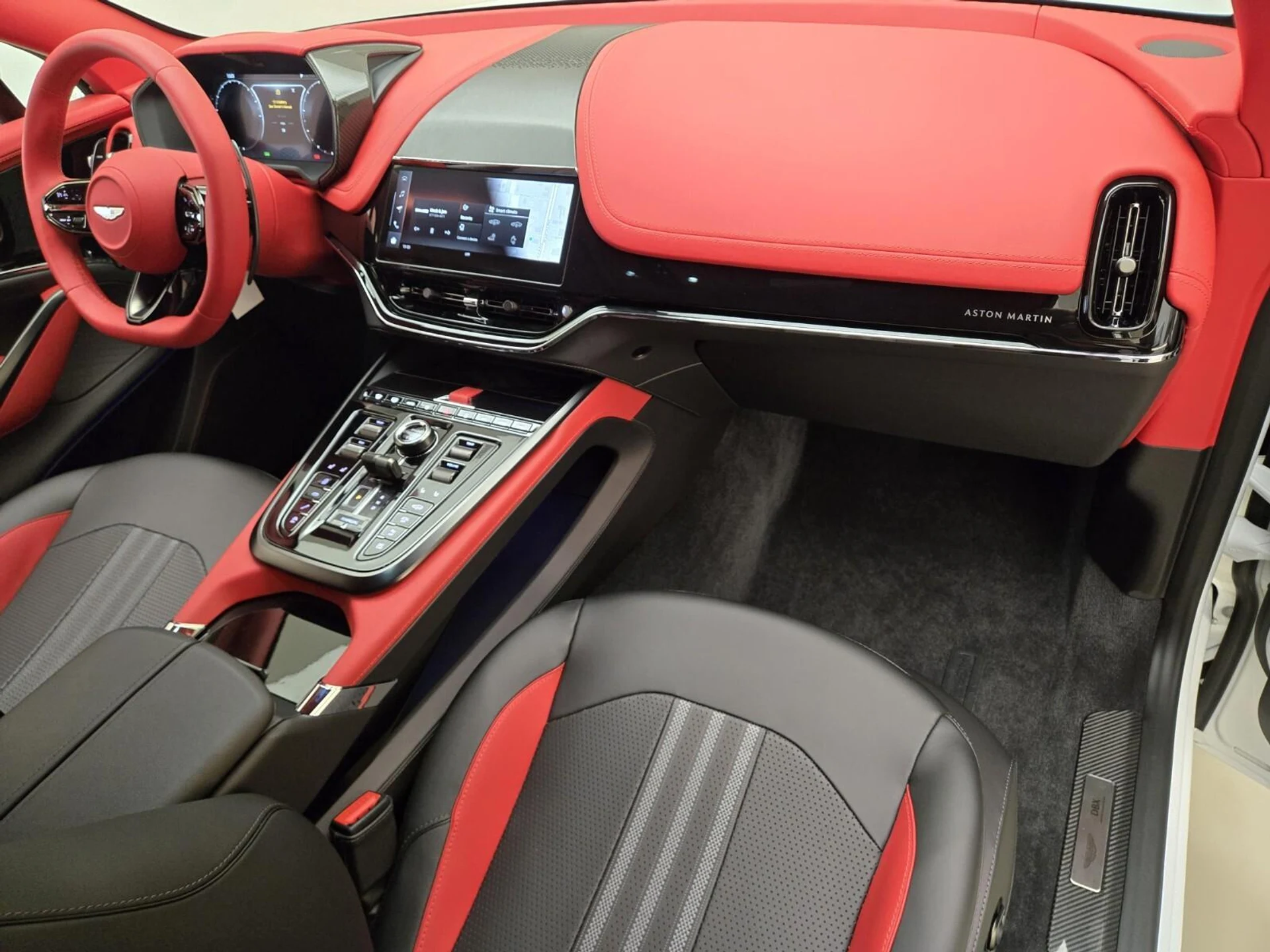 mph027_365357749_Used_2025_Aston_Martin_DBX_707_1762583641_956b3b7772