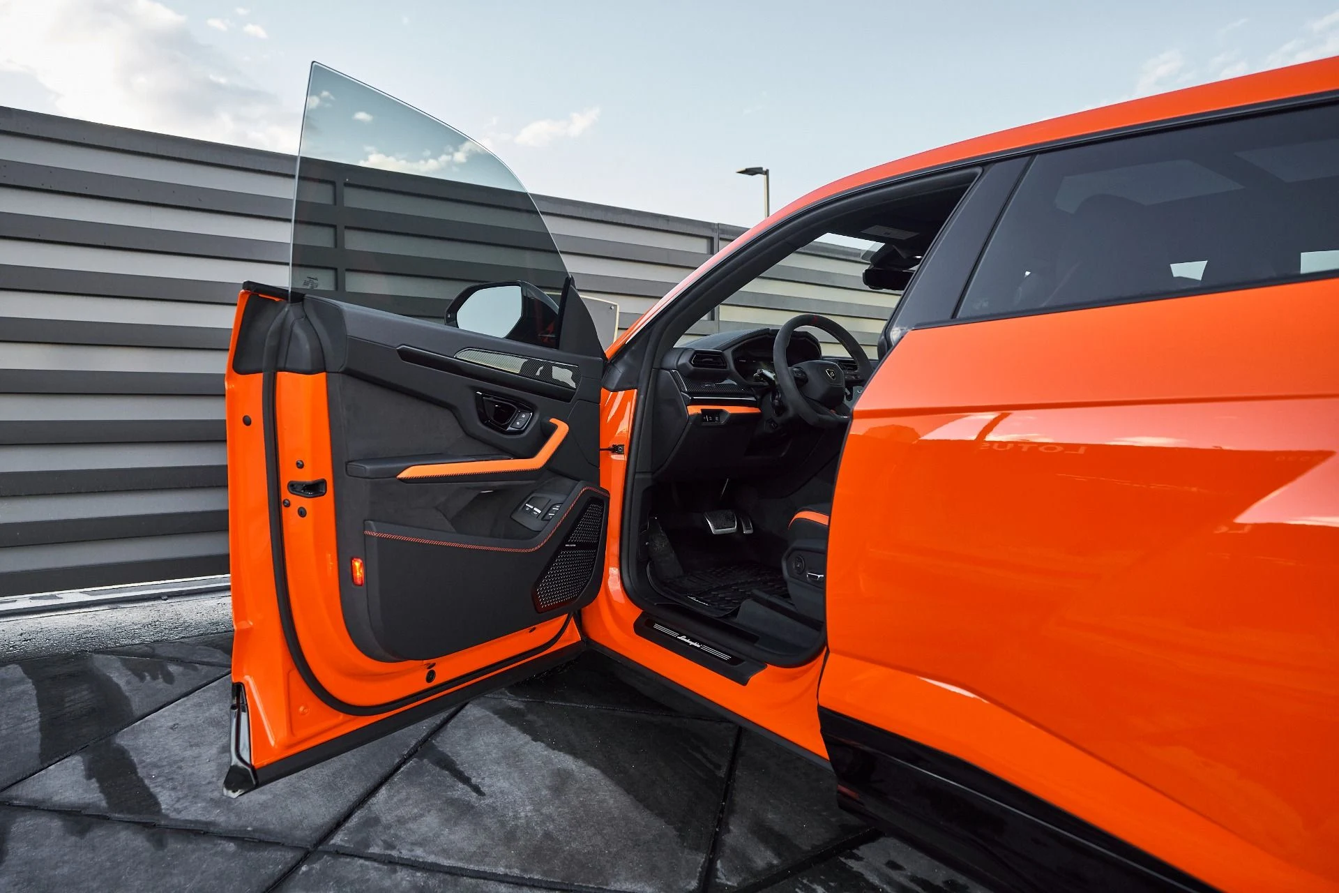 mph027_3656816158_Used_2025_Lamborghini_Urus_SE_1763604987_7ee464f7e6