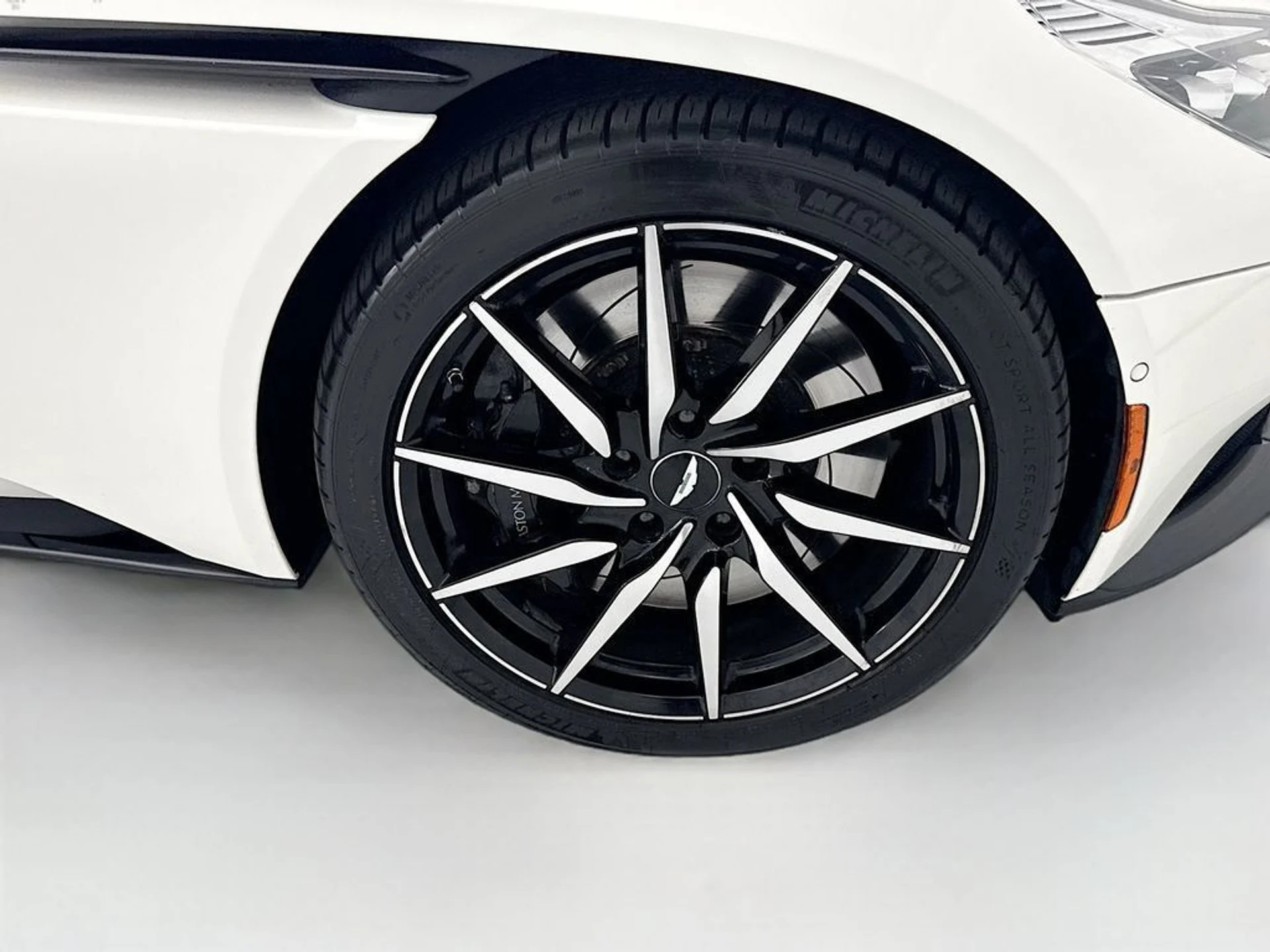 mph027_373315375_used_2018_aston_martin_db11_v12coupe_8119_23031858_28_1024_a66a4156e4