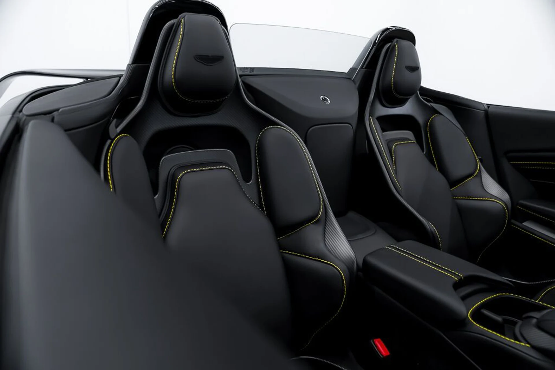 mph027_3735198202_aston_martin_vantage_2023_jpg_v_1773863537_f8ff1ed4fc