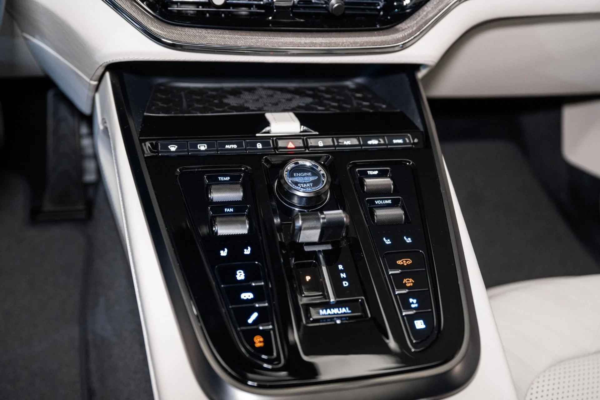 mph027_3740578073_Used_2025_Aston_Martin_DBX_707_1734711890_7f079f806f