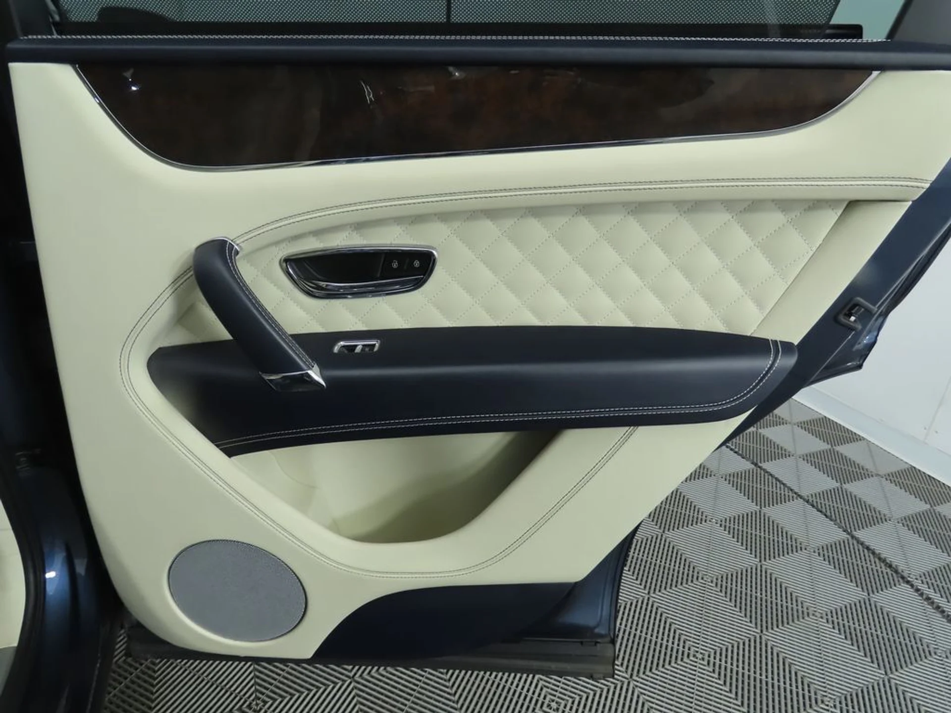 mph027_3760824437_used_2019_bentley_bentayga_v8awd_8119_22979397_28_1024_06a3287247