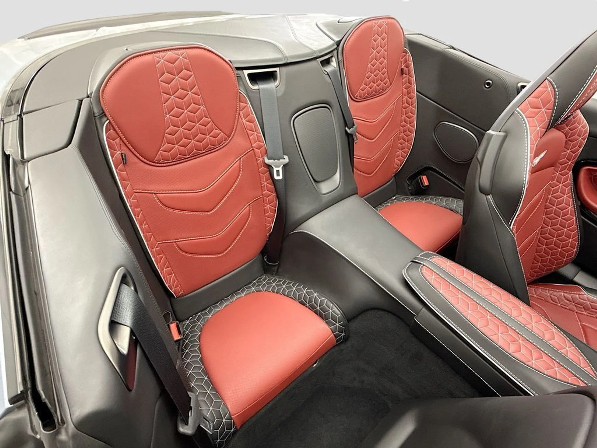 mph027_3774498865_used_2021_aston_martin_dbs_superleggeravolante_8119_22994396_28_1024_7b37715482