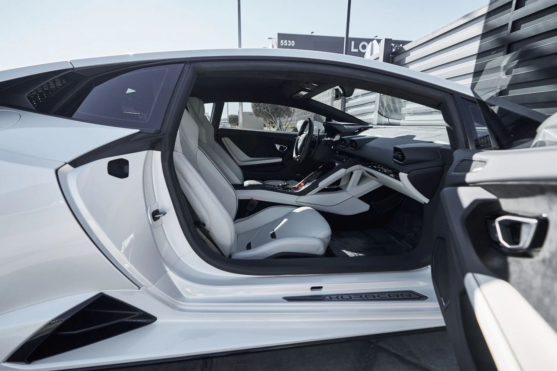 mph027_3777113325_Used_2022_Lamborghini_Huracan_EVO_Base_1761947367_6c0b93fc99