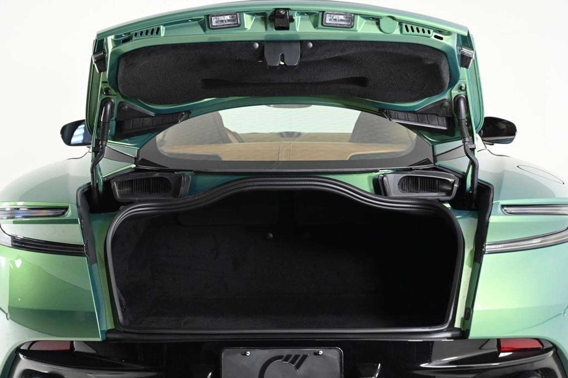 mph027_3808503432_new_2026_aston_martin_db12_coupe_11350_22943033_27_1024_967bb44b59