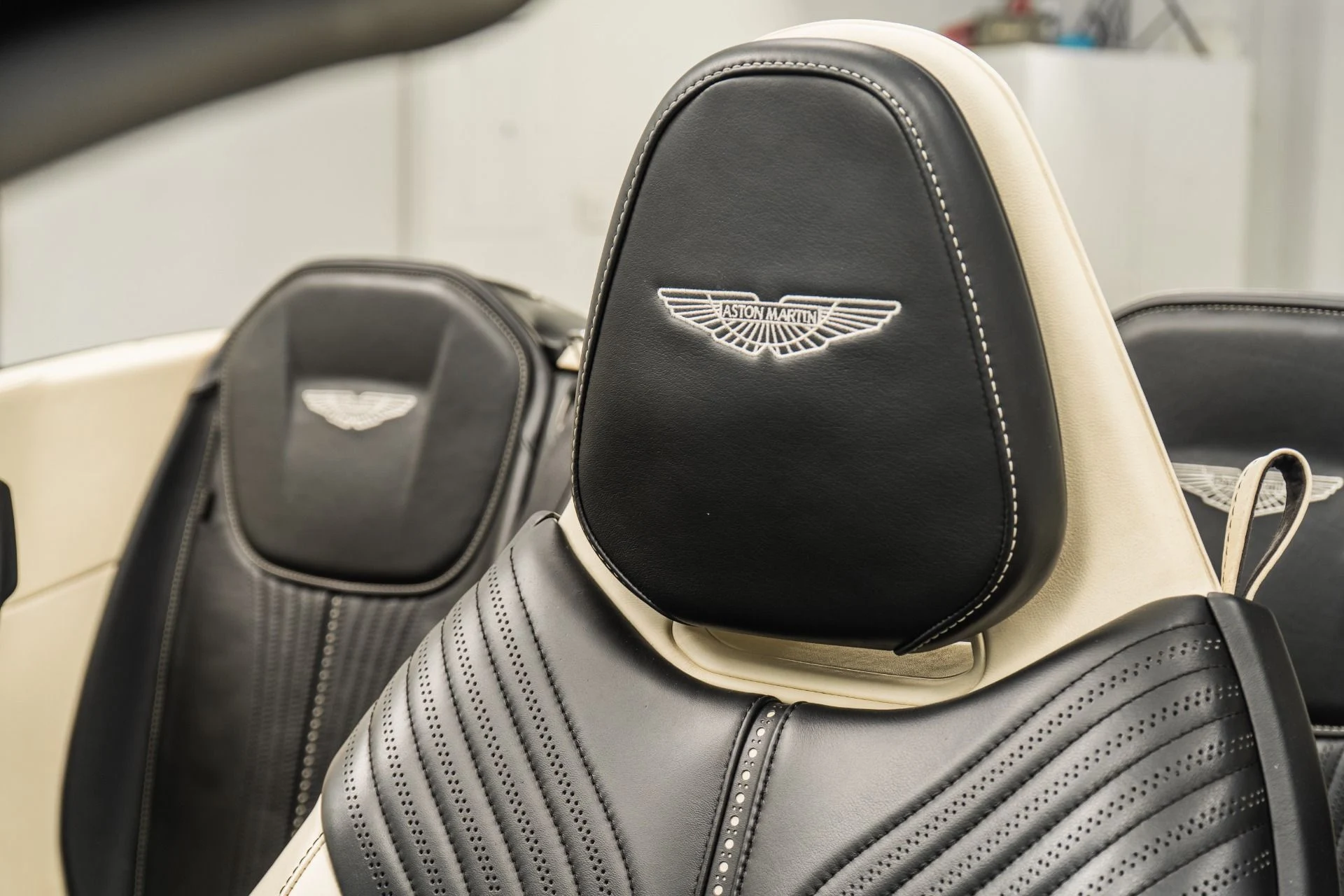 mph027_3810325055_Used_2019_Aston_Martin_DB_11_Volante_1760477407_78aac2b608