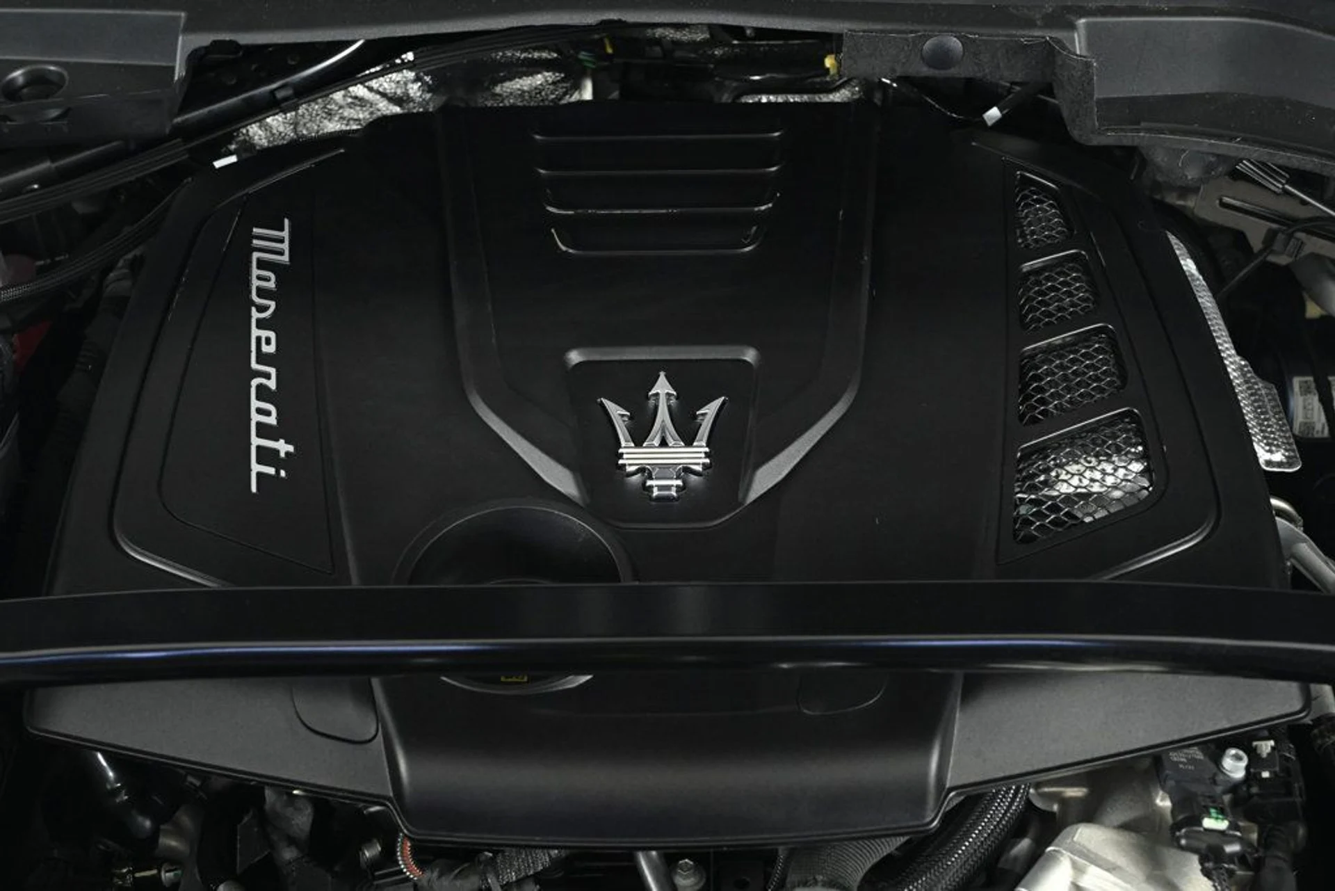 mph027_3811641062_used_2025_maserati_grecale_base_11350_22975672_27_1024_2ee911df8e