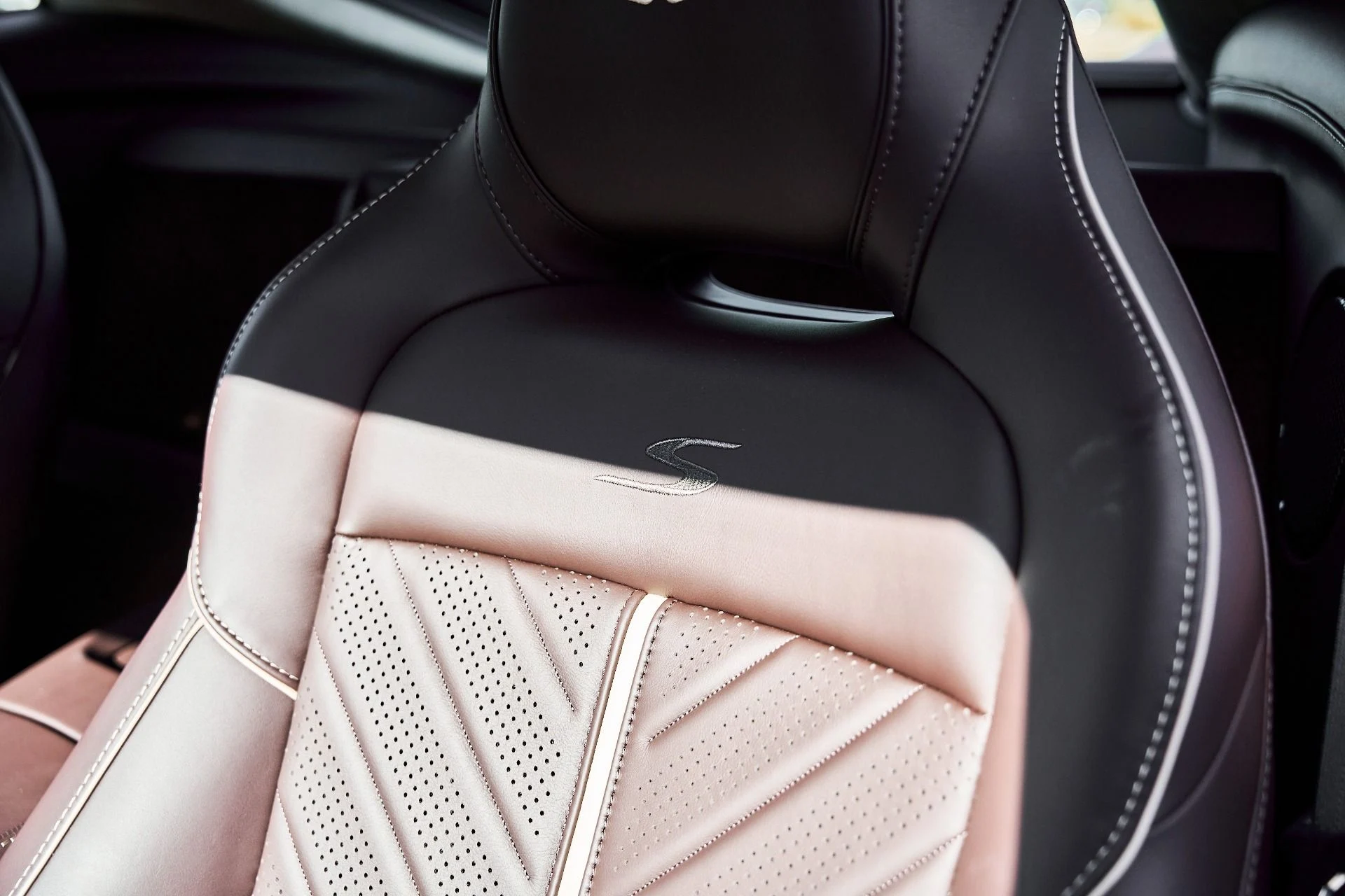 mph027_3852225413_Used_2026_Aston_Martin_Vantage_S_1778102483_6bafed5799