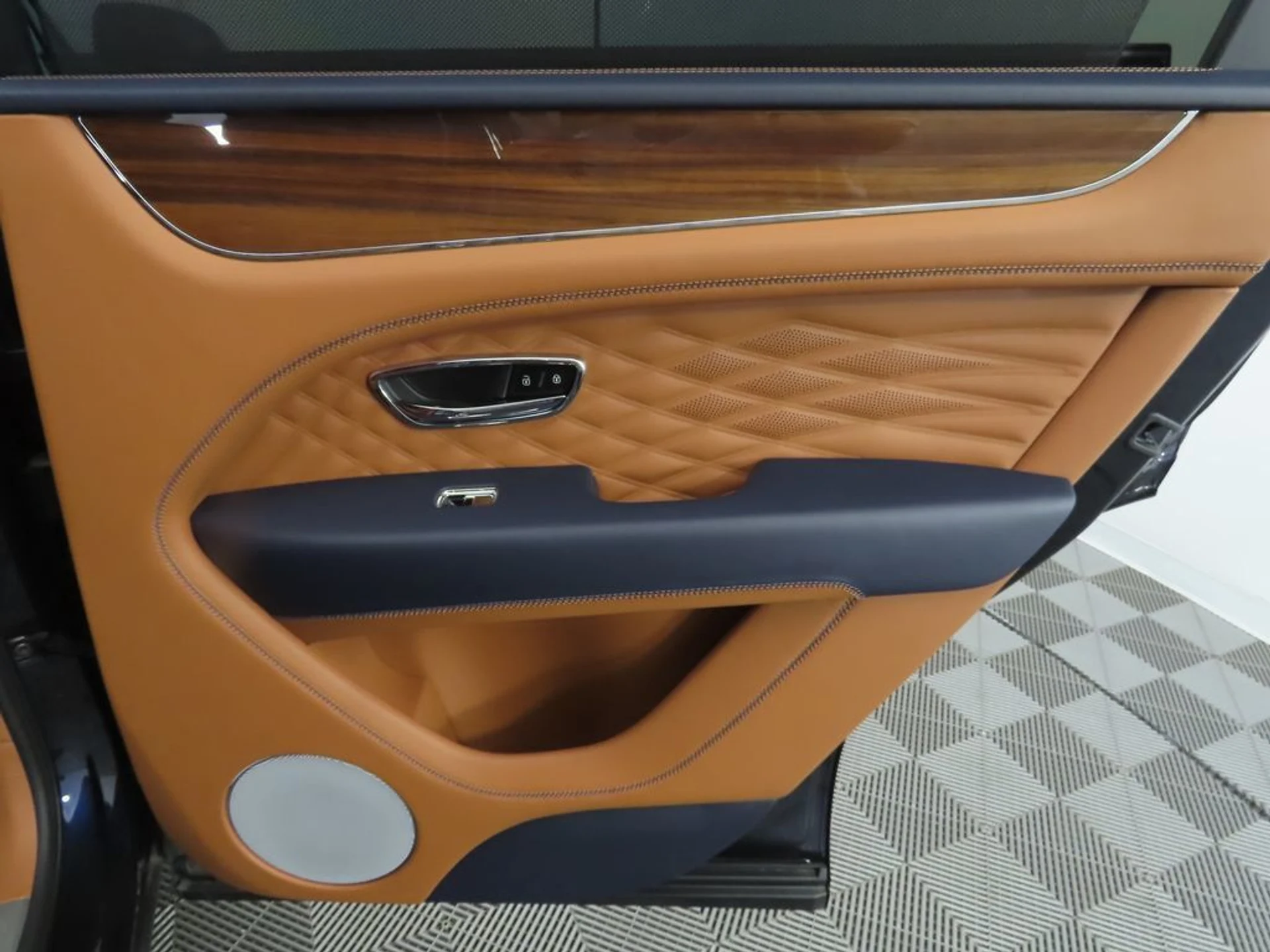 mph027_3864155796_new_2025_bentley_bentayga_v8awd_8119_22910535_28_1024_3c65a03365
