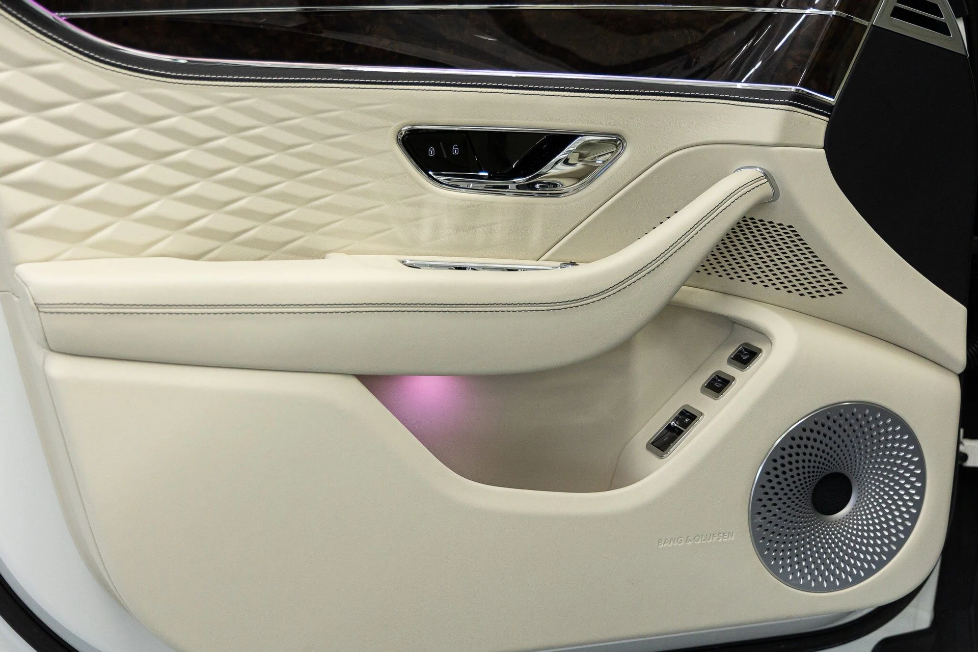 mph027_3905978651_9622a4671fee161667bb9d875179c937x_4ed14117b2