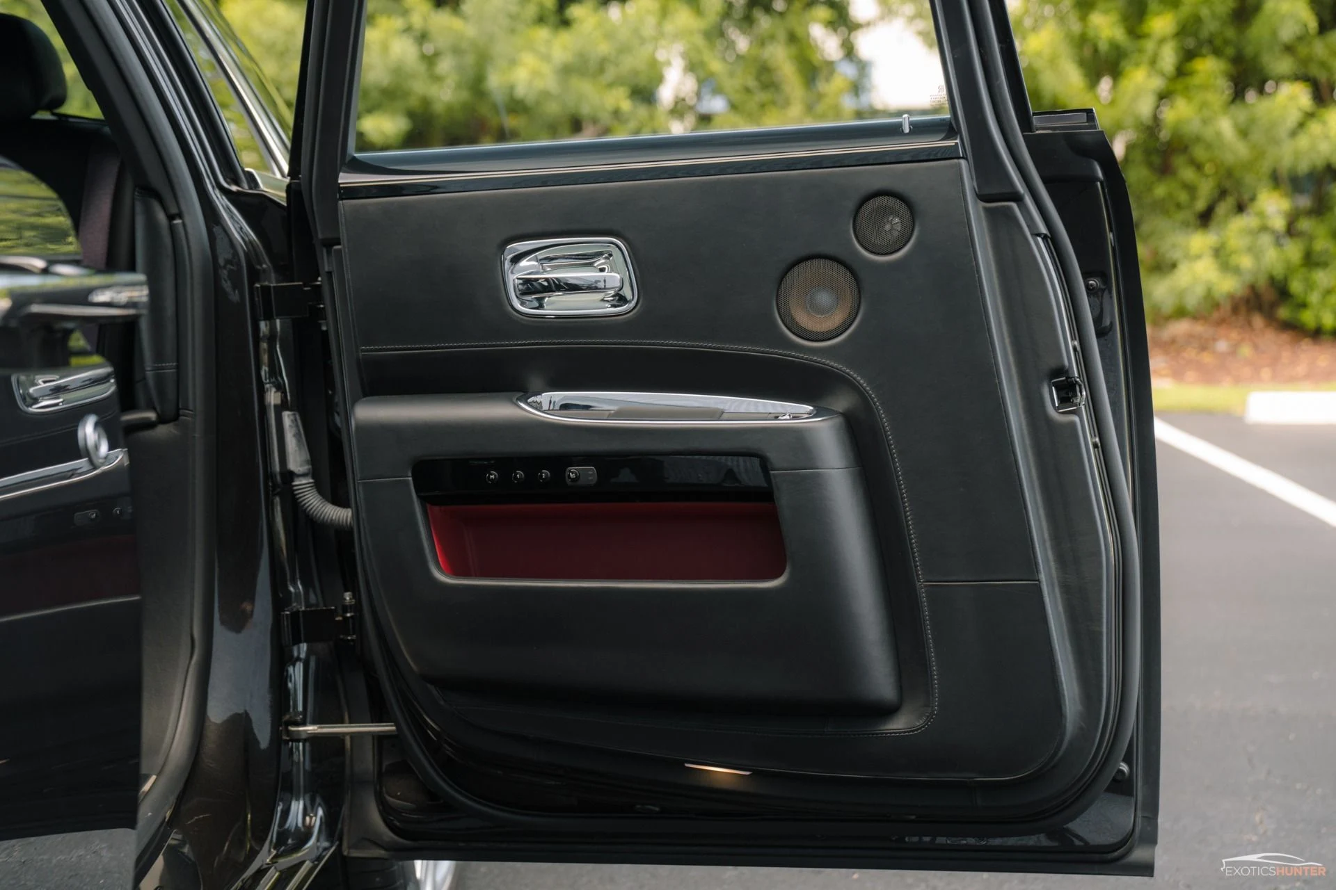 mph027_3906328755_Used_2015_Rolls_Royce_Ghost_w_Rear_Theatre_Picnic_Tables_1754343563_4c2cdef648