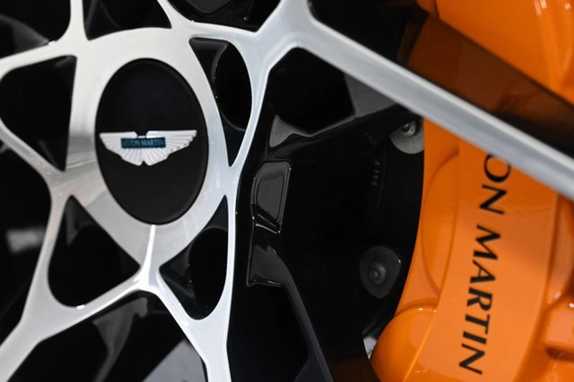 mph027_391735550_new_2025_aston_martin_vanquish_coupe_11350_22854857_27_640_ad0b15439c