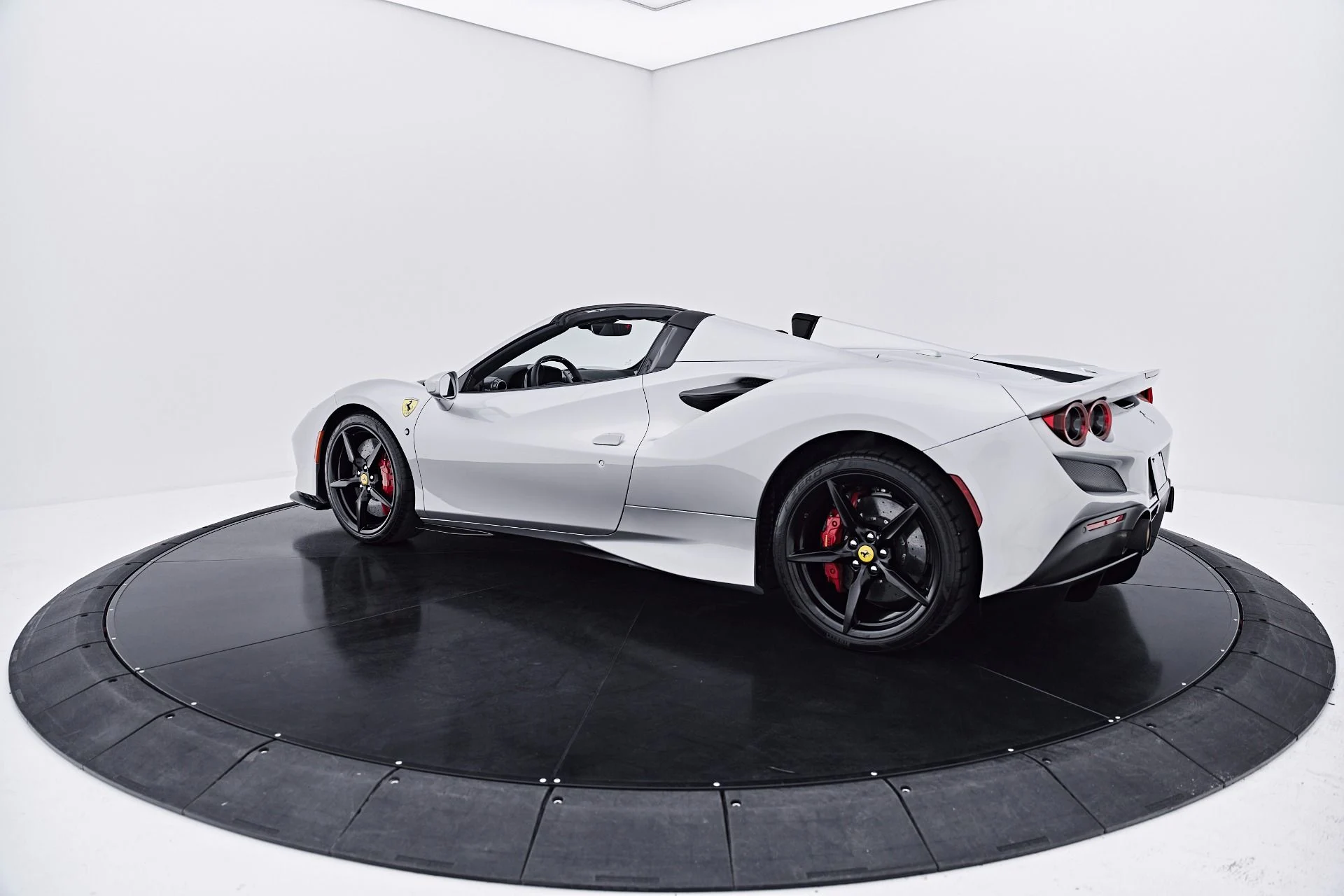 mph027_394097128_Used_2022_Ferrari_F8_Spider_Base_1785538794_18f400290f
