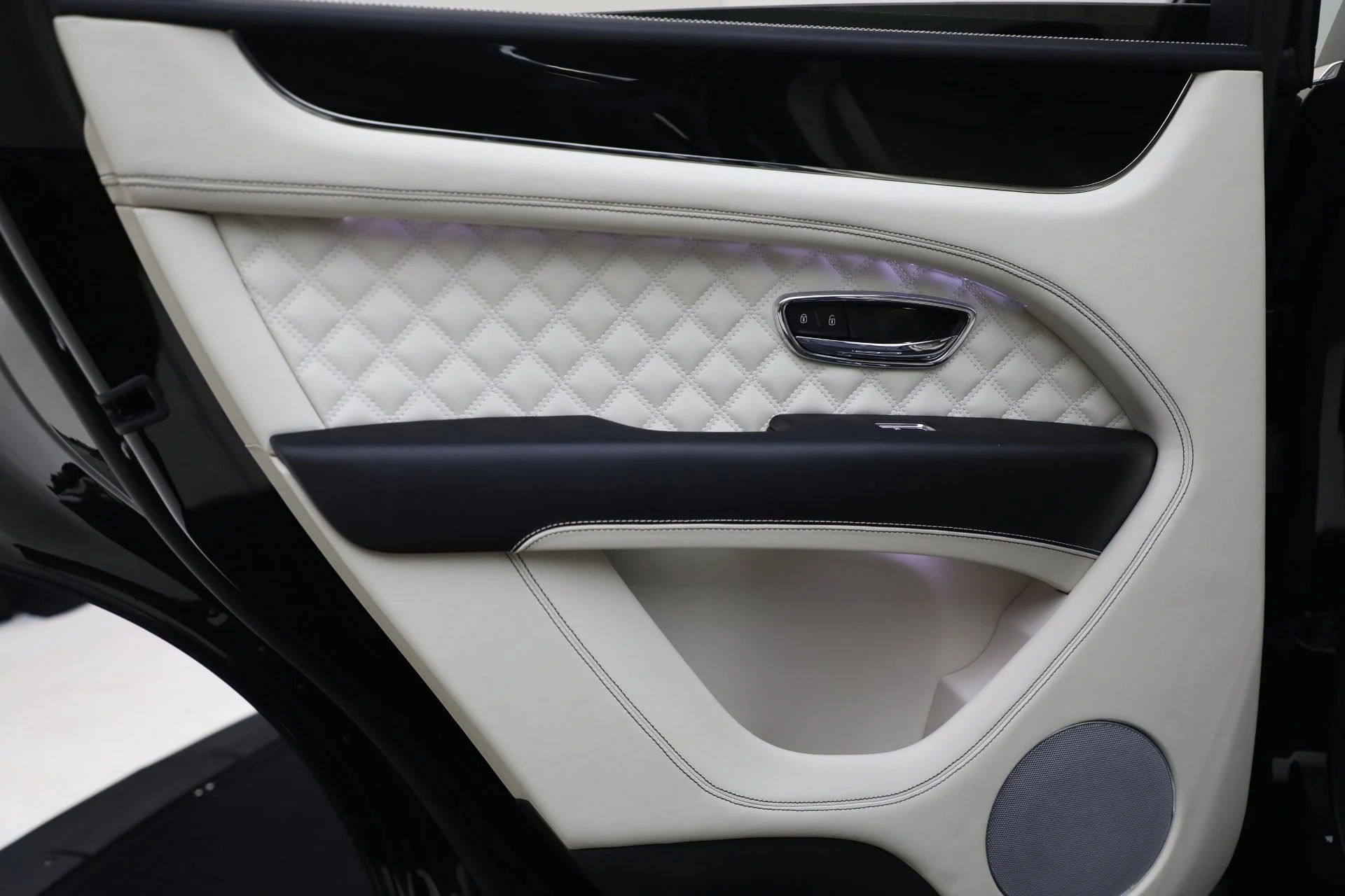 mph027_3945336149_Used_2023_Bentley_Bentayga_Azure_V8_35cf22e8ff