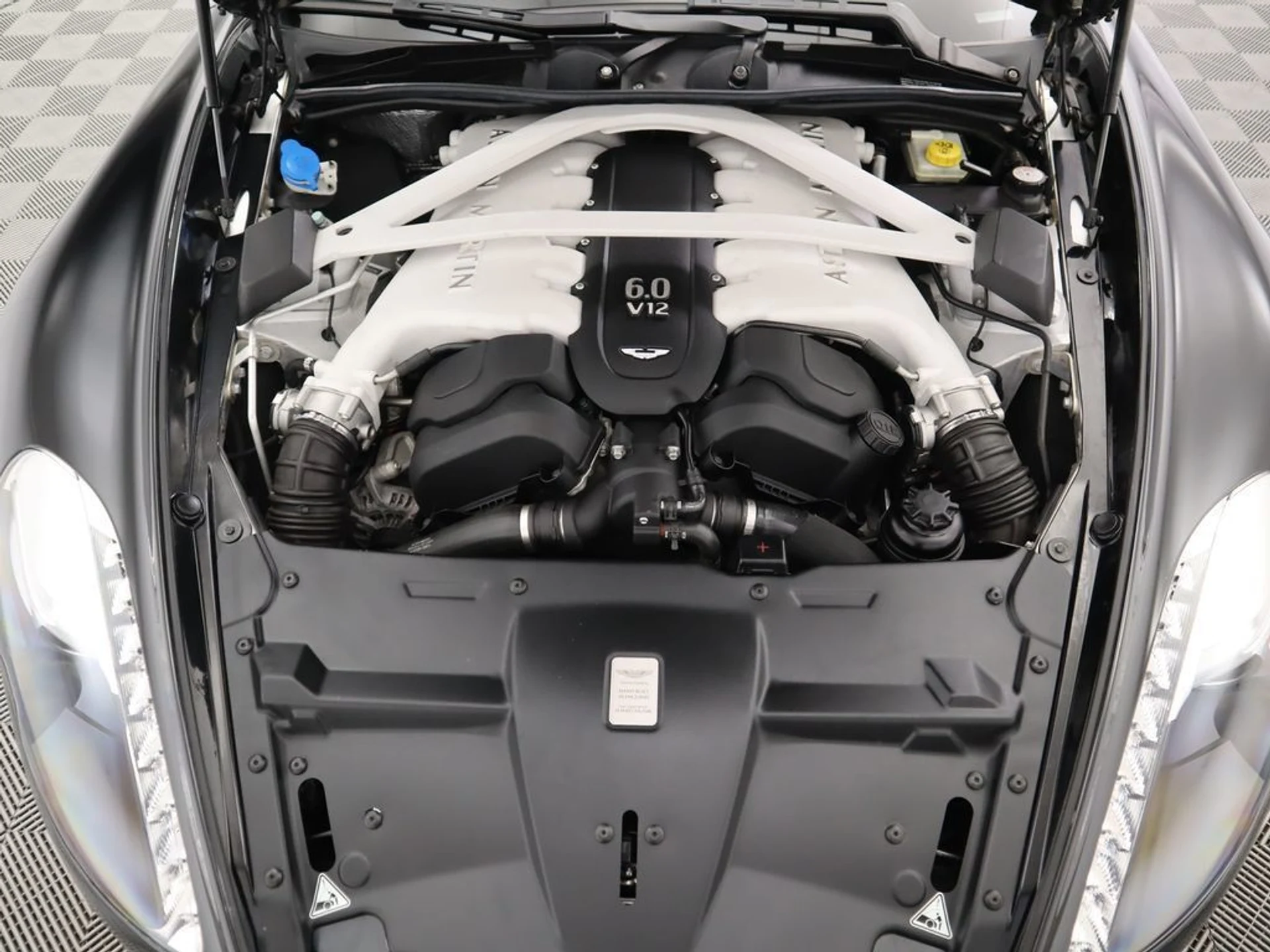 mph027_3950017202_used_2015_aston_martin_vanquish_2drcoupe_8119_22944423_28_1024_c2ee4826ea