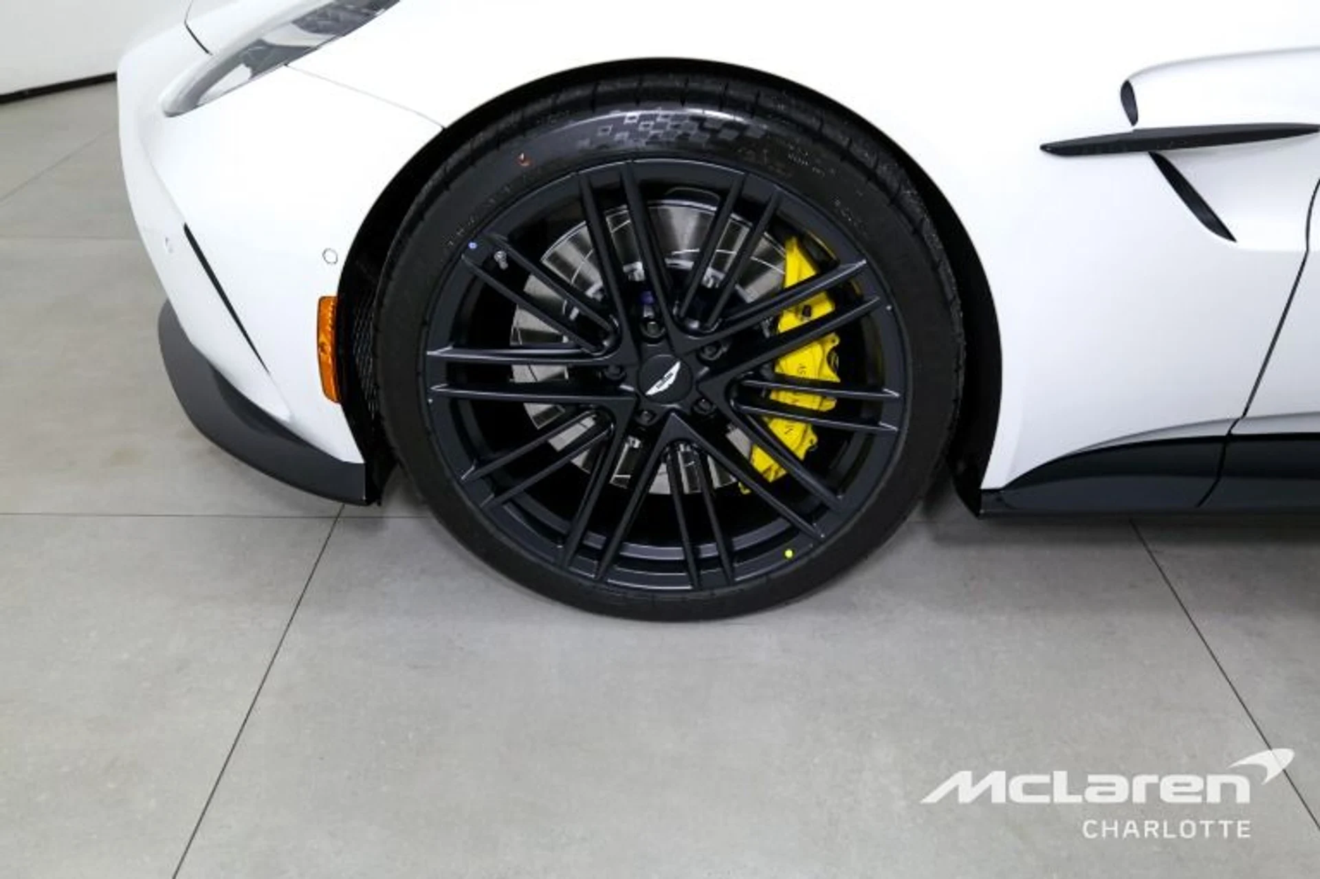 mph027_3978974092_Used_2025_Aston_Martin_Vantage_1fd687ecdf