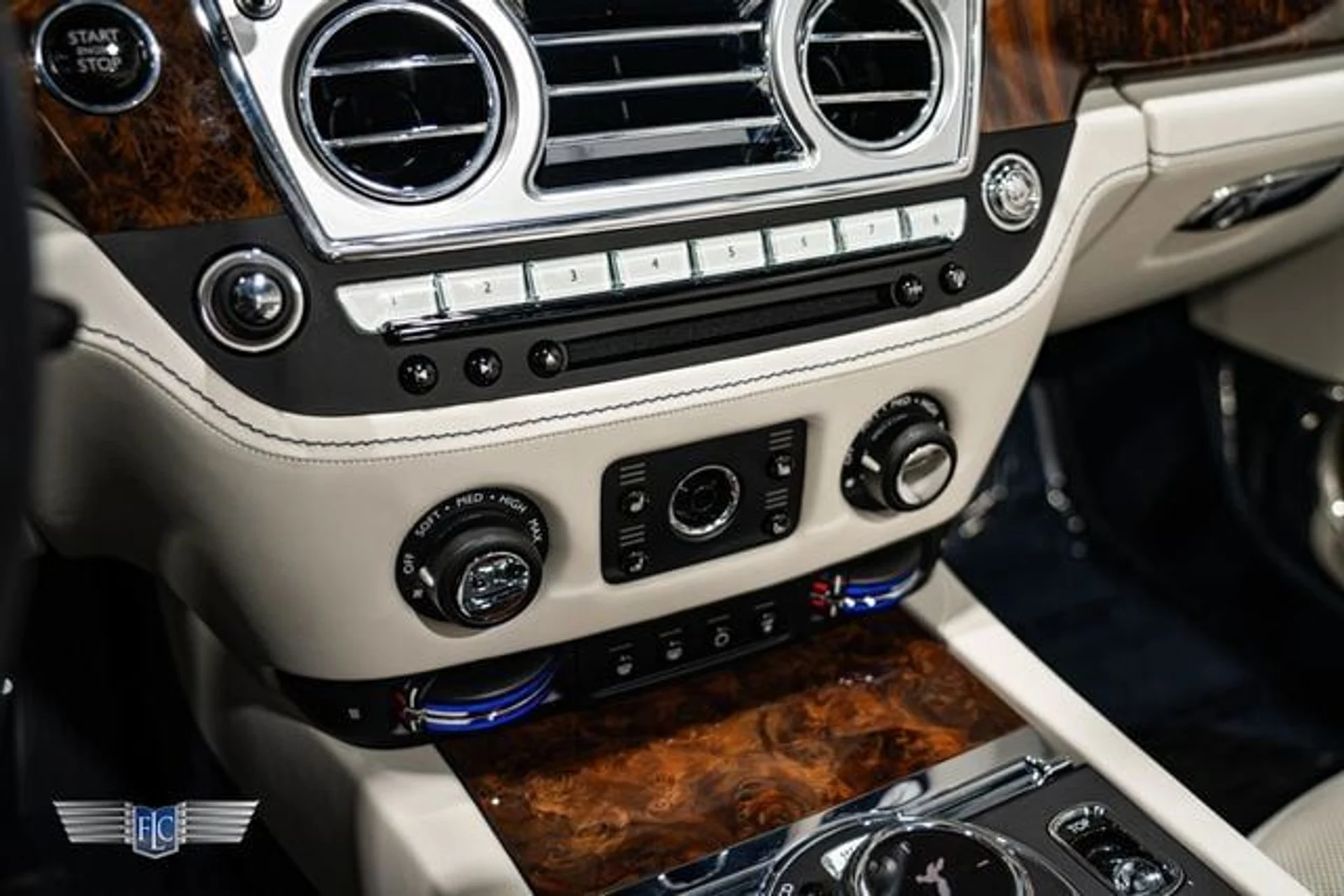 mph027_3984154138_used_2017_rolls_royce_dawn_convertible_9689_23094548_32_640_f116306ce9